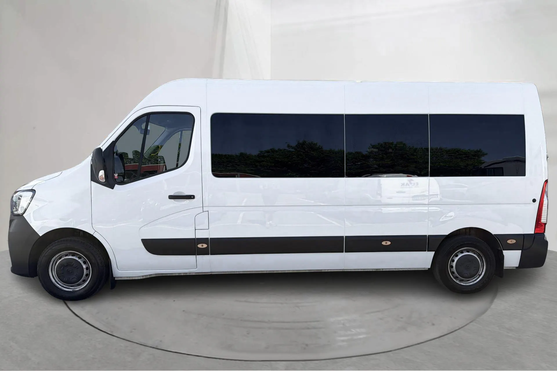 Presentationsfoto 2 av 17: Renault Master 2.3 dCi 2WD (145hk) - 14 732 mil - Manuell - gul - 2022