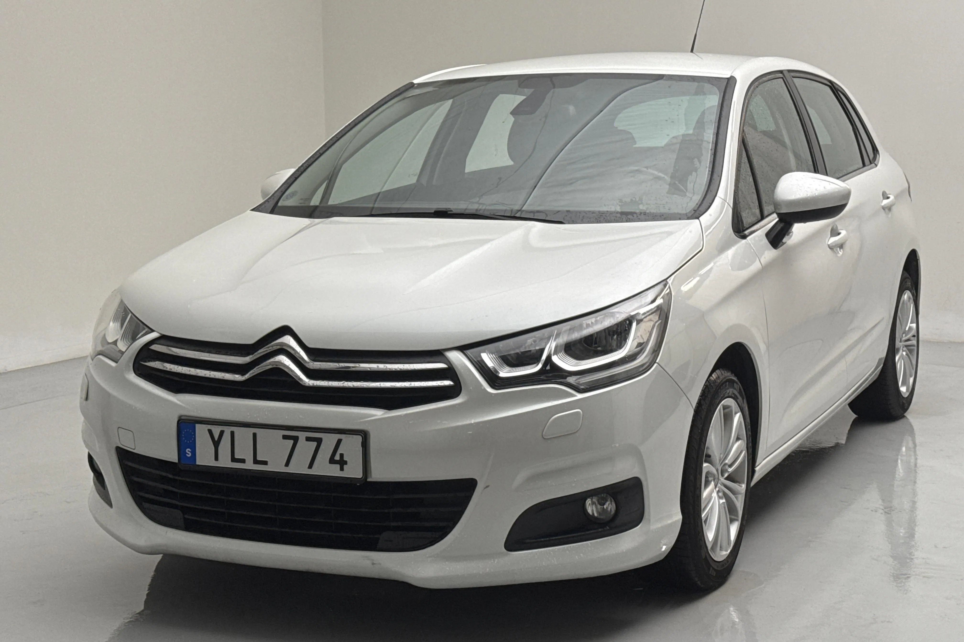 Presentationsfoto 1 av 13: Citroën C4 Puretech (130hk) - 8 059 mil - Automat - vit - 2017