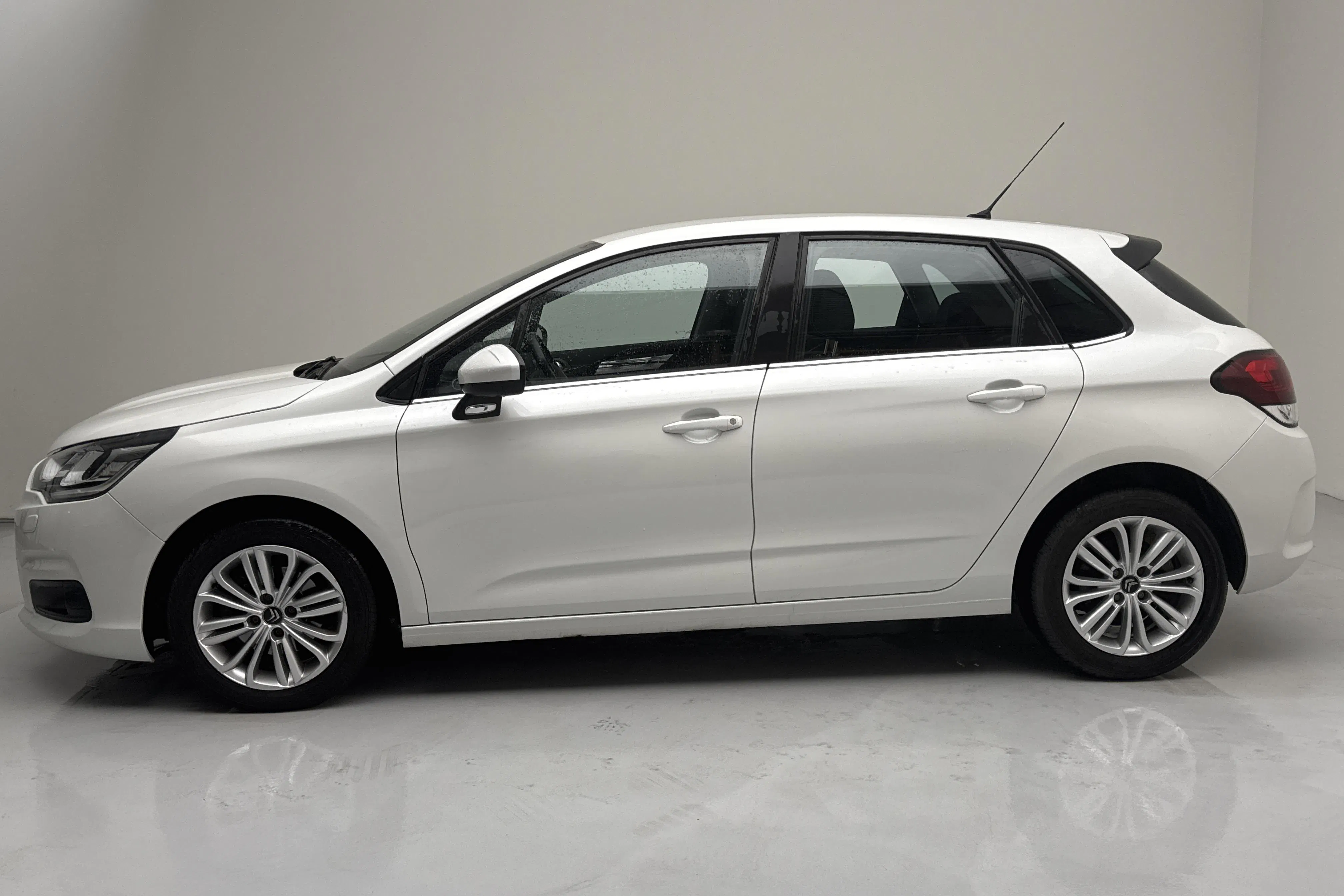Presentationsfoto 2 av 13: Citroën C4 Puretech (130hk) - 8 059 mil - Automat - vit - 2017