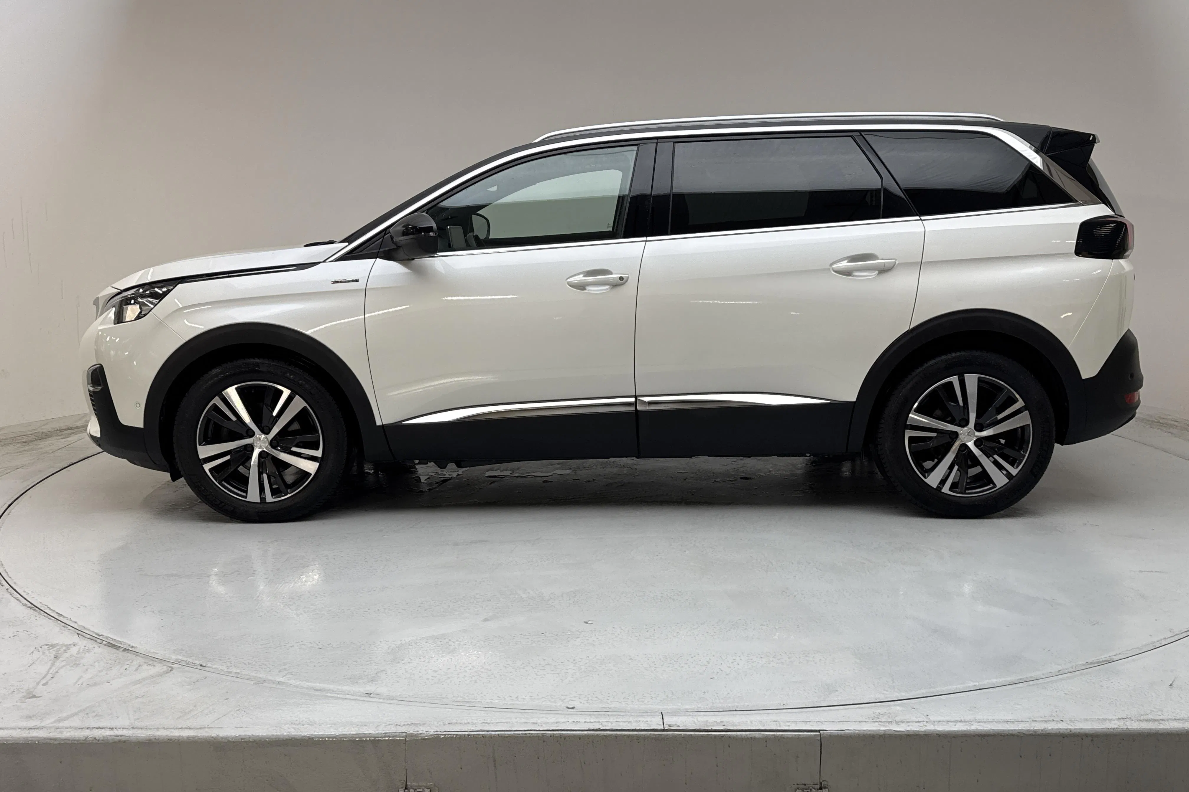 Presentationsfoto 2 av 21: Peugeot 5008 1.5 BlueHDi (130hk) - 12 061 mil - Automat - vit - 2020