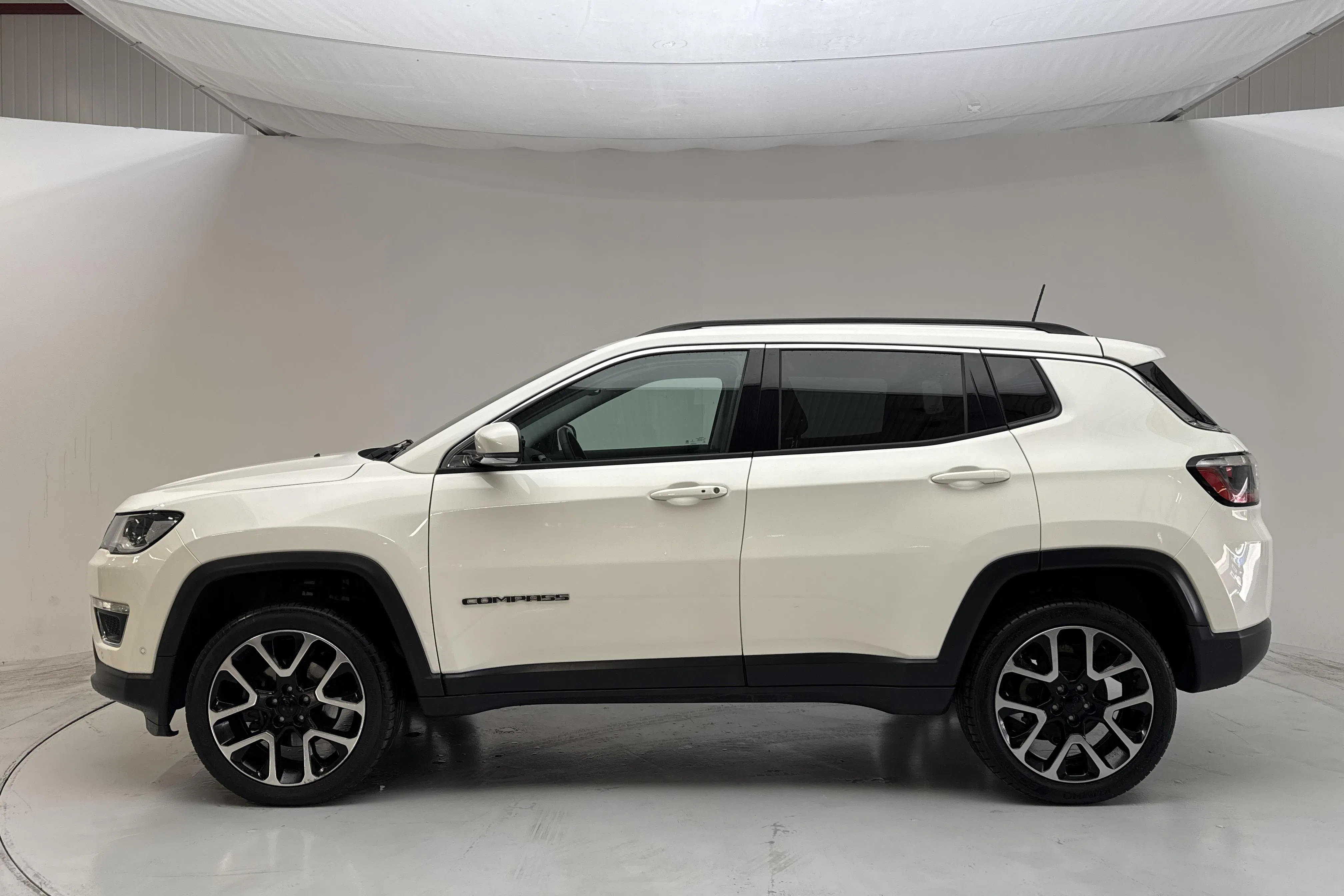 Presentation photo 2 of 12: Jeep Compass 1.4 Multiair 4WD (170hk) - 136 210 km - Automatic - white - 2018