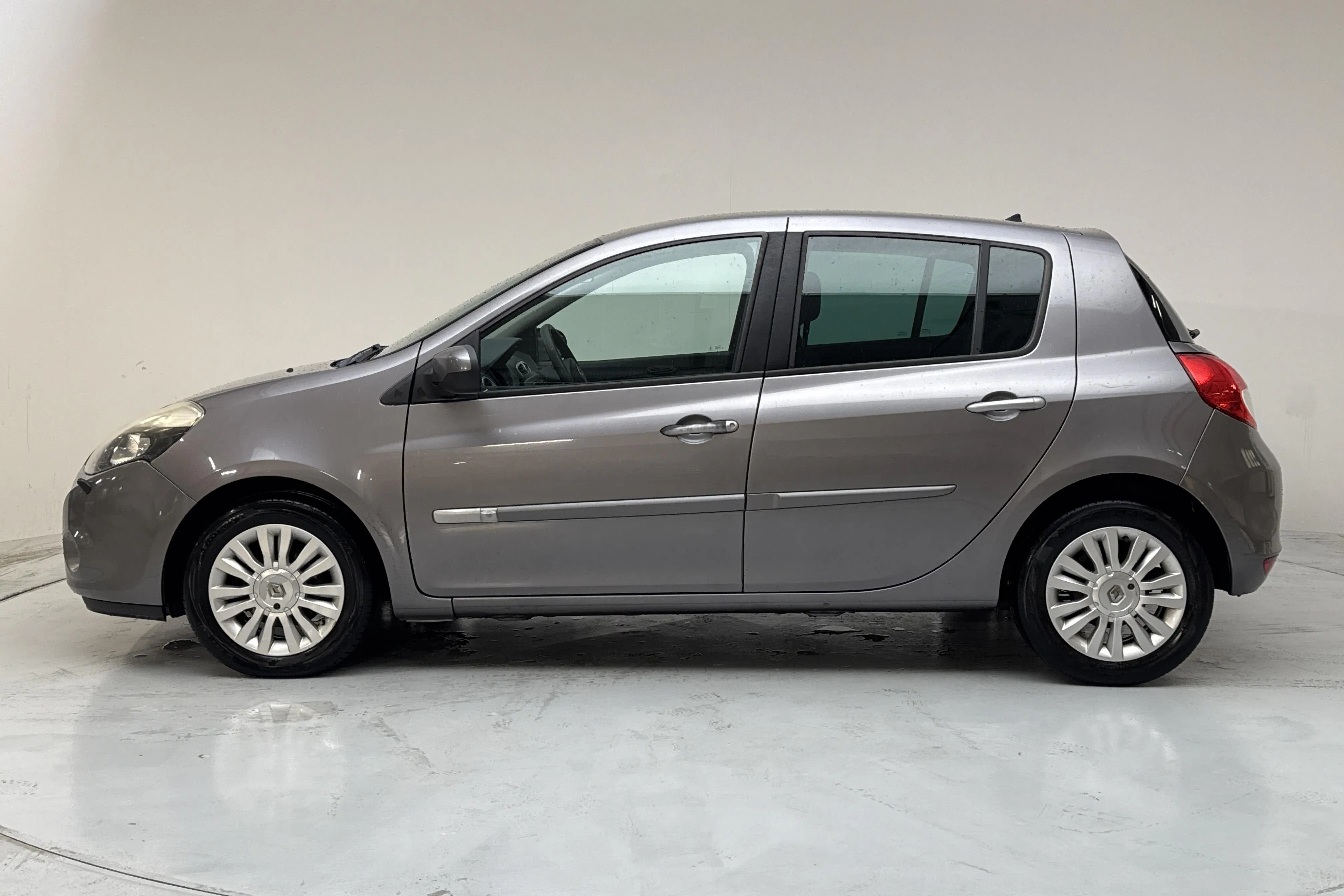 Presentationsfoto 2 av 12: Renault Clio III 1.2 Flex Fuel 5dr (75hk) - 19 275 mil - Manuell - grå - 2010