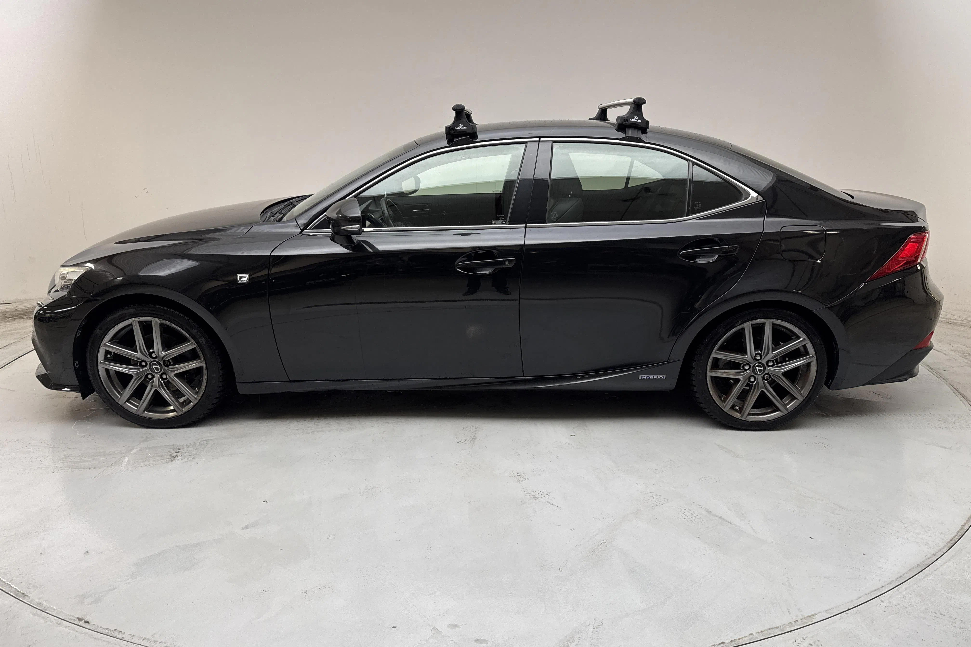 Presentationsfoto 2 av 13: Lexus IS 300h (181hk) - 14 047 mil - Automat - svart - 2014