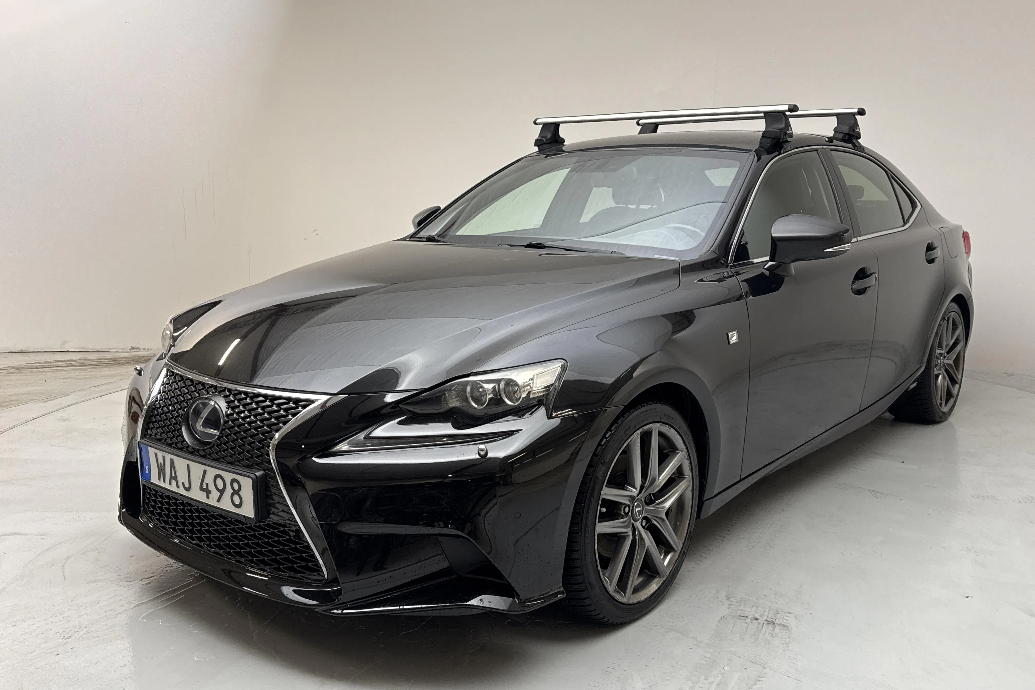 Presentationsfoto 1 av 13: Lexus IS 300h (181hk) - 14 047 mil - Automat - svart - 2014