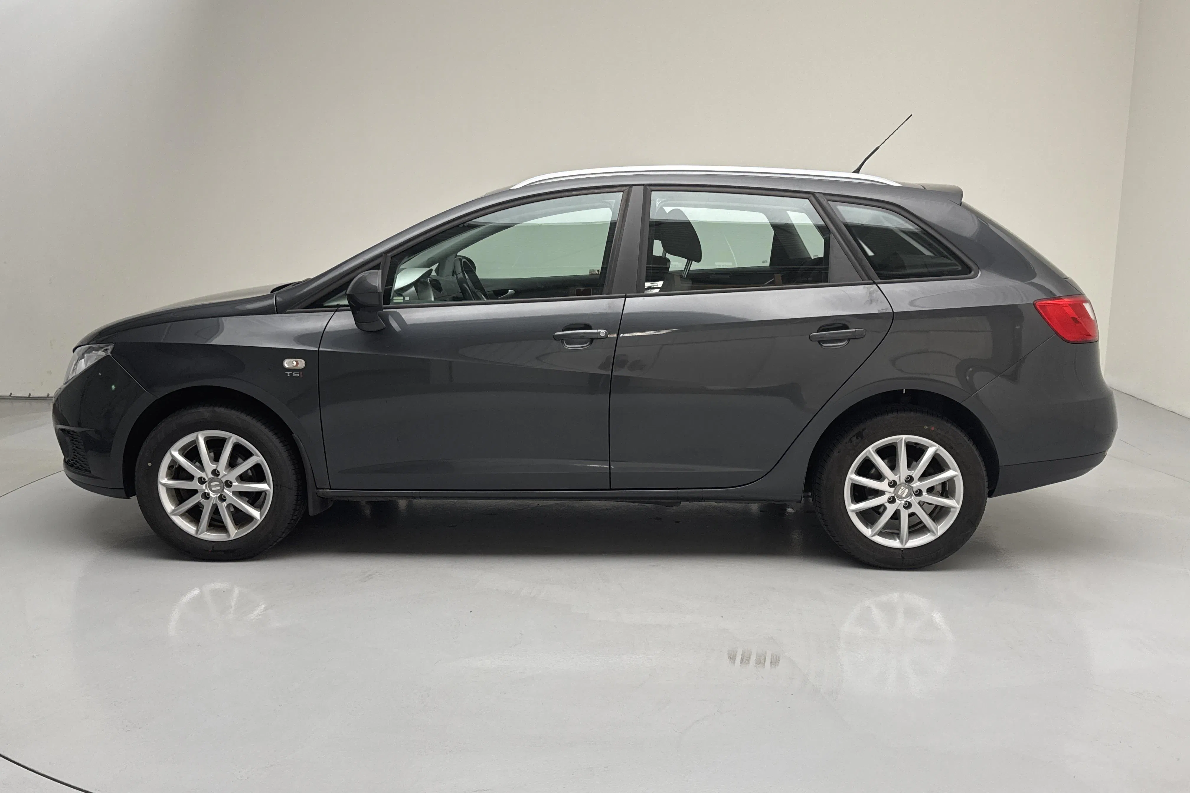 Presentationsfoto 2 av 12: Seat Ibiza 1.2 TSI ST Ecomotive technology (105hk) - 18 774 mil - Manuell - Mörkgrå - 2012
