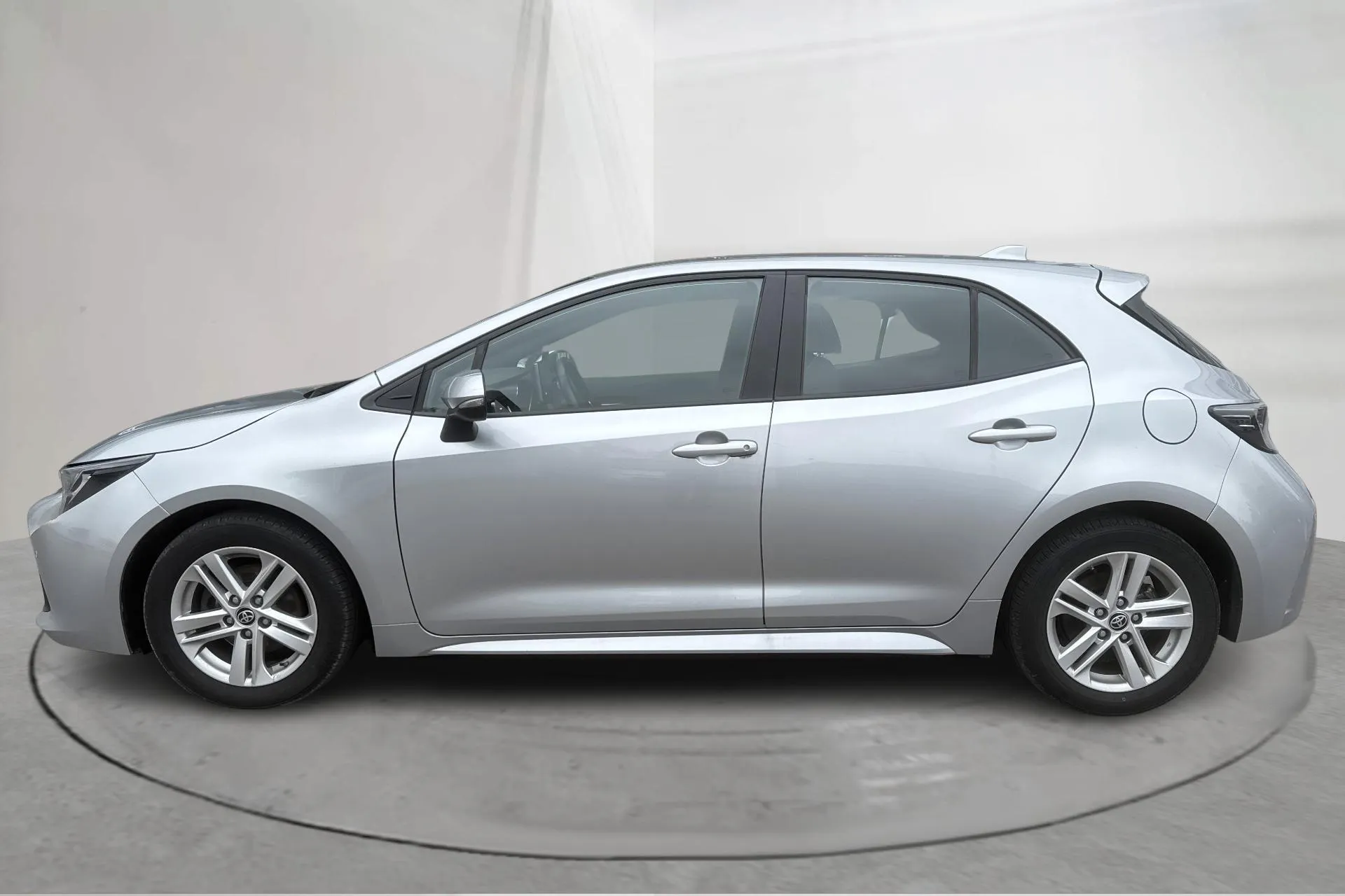Presentation photo 2 of 13: Toyota Corolla 1.8 Hybrid 5dr (122hk) - 79 210 km - Automatic - silver - 2023