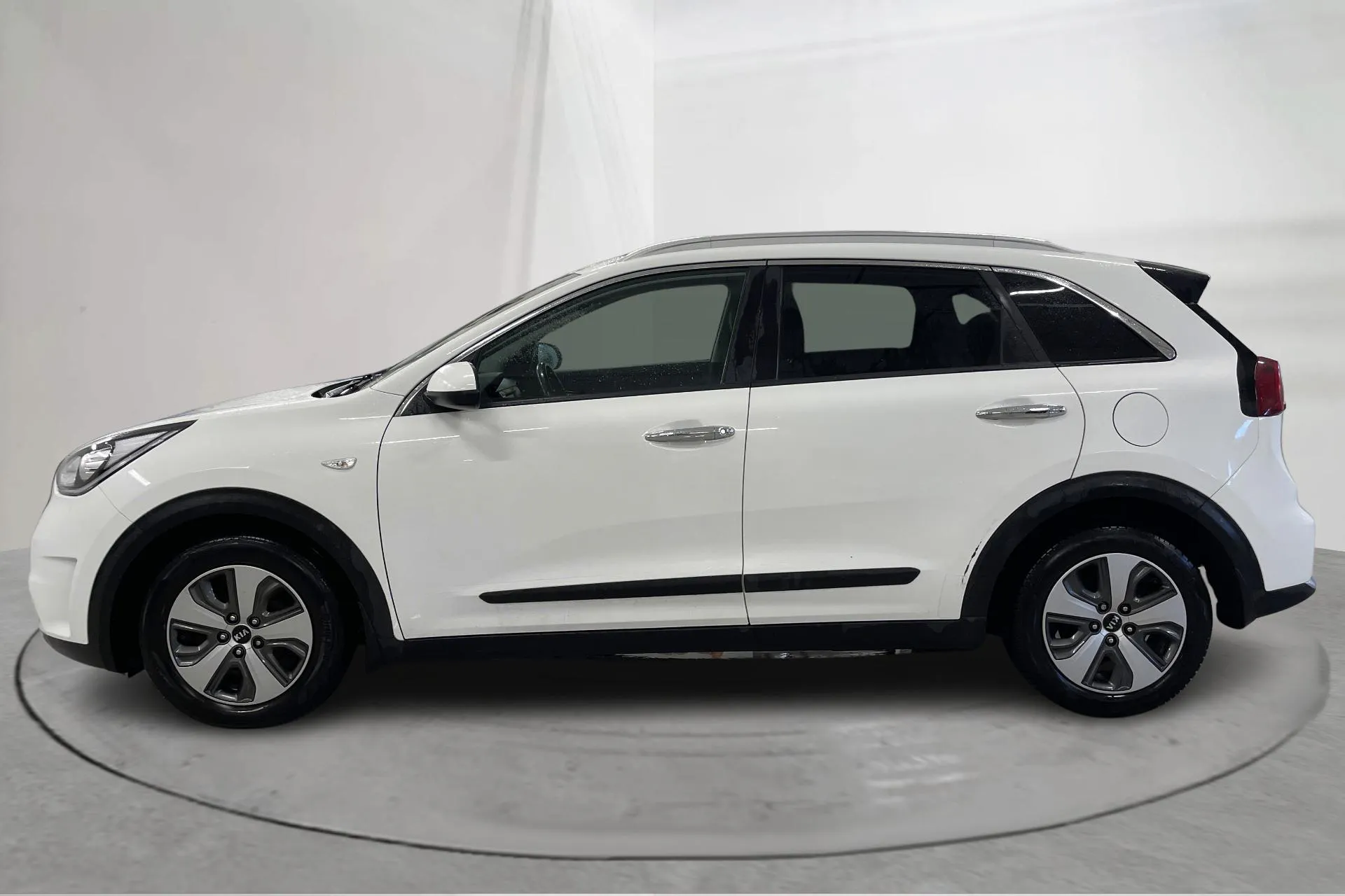 Presentationsfoto 2 av 16: KIA Niro Hybrid 1.6 (141hk) - 13 326 mil - Automat - vit - 2018