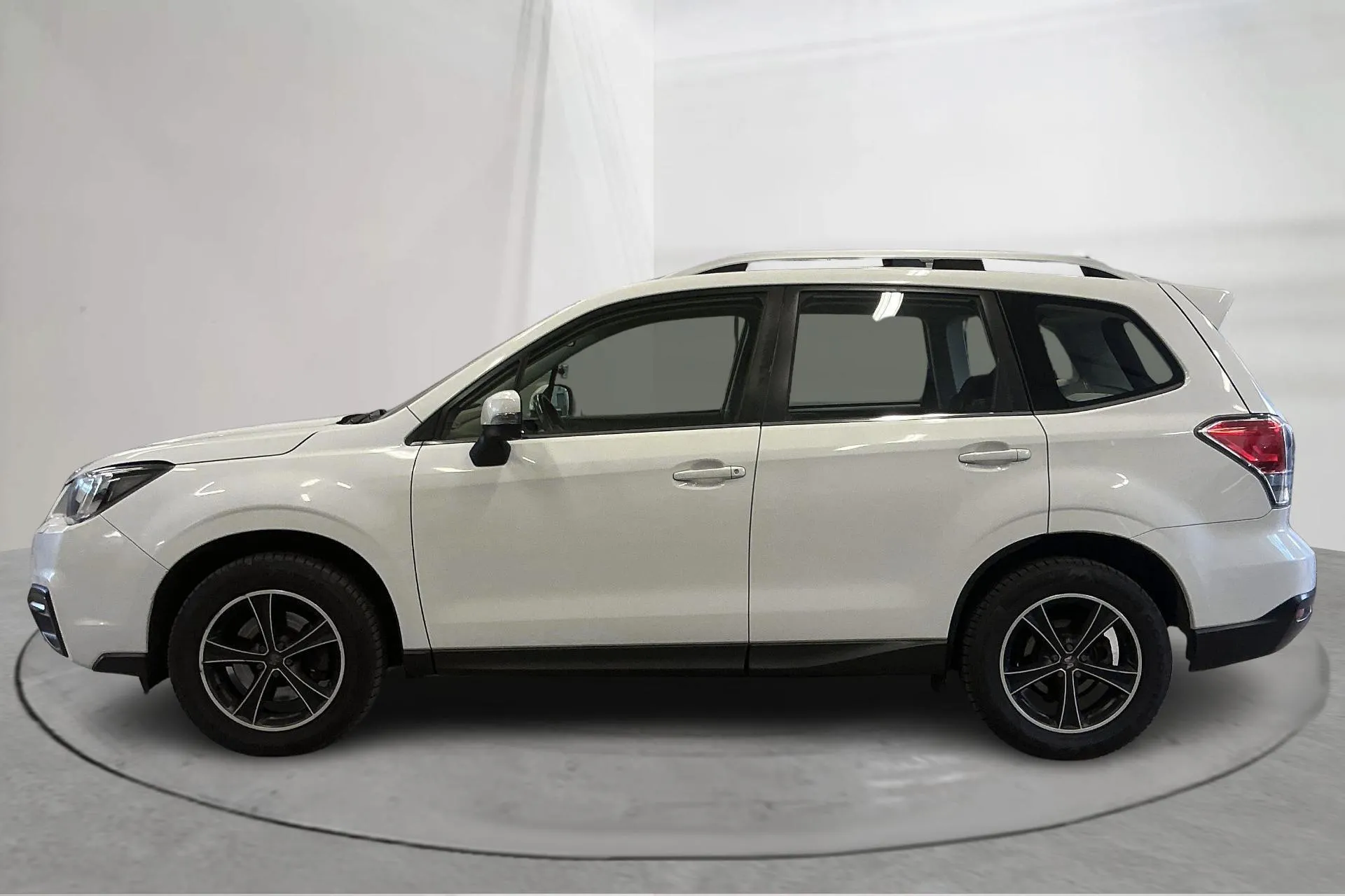 Presentation photo 2 of 14: Subaru Forester 2.0D (147hk) - 191 420 km - Automatic - white - 2016