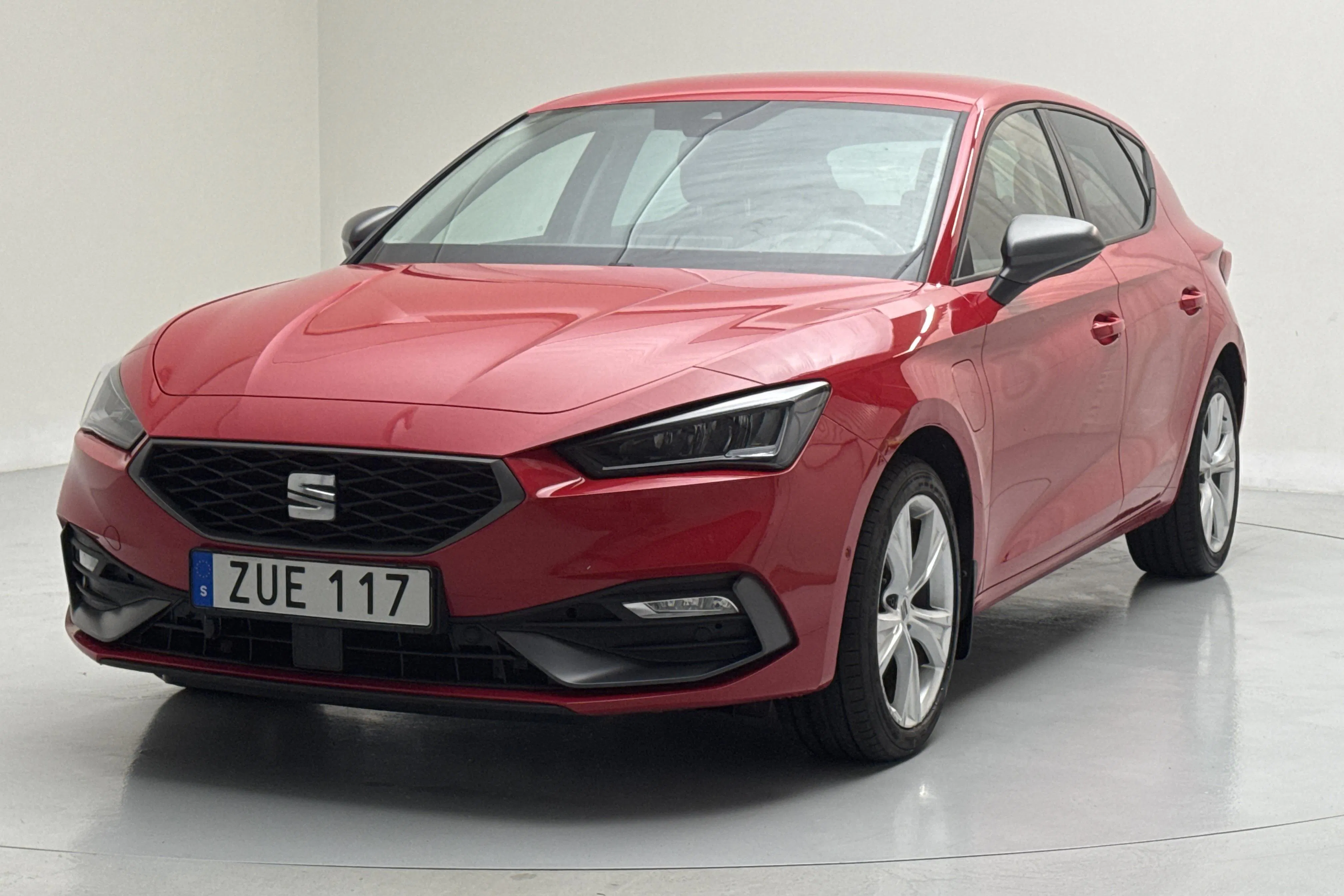 Presentationsfoto 1 av 15: Seat Leon 1.4 e-Hybrid Plug-in (204hk) - 3 850 mil - Automat - röd - 2022