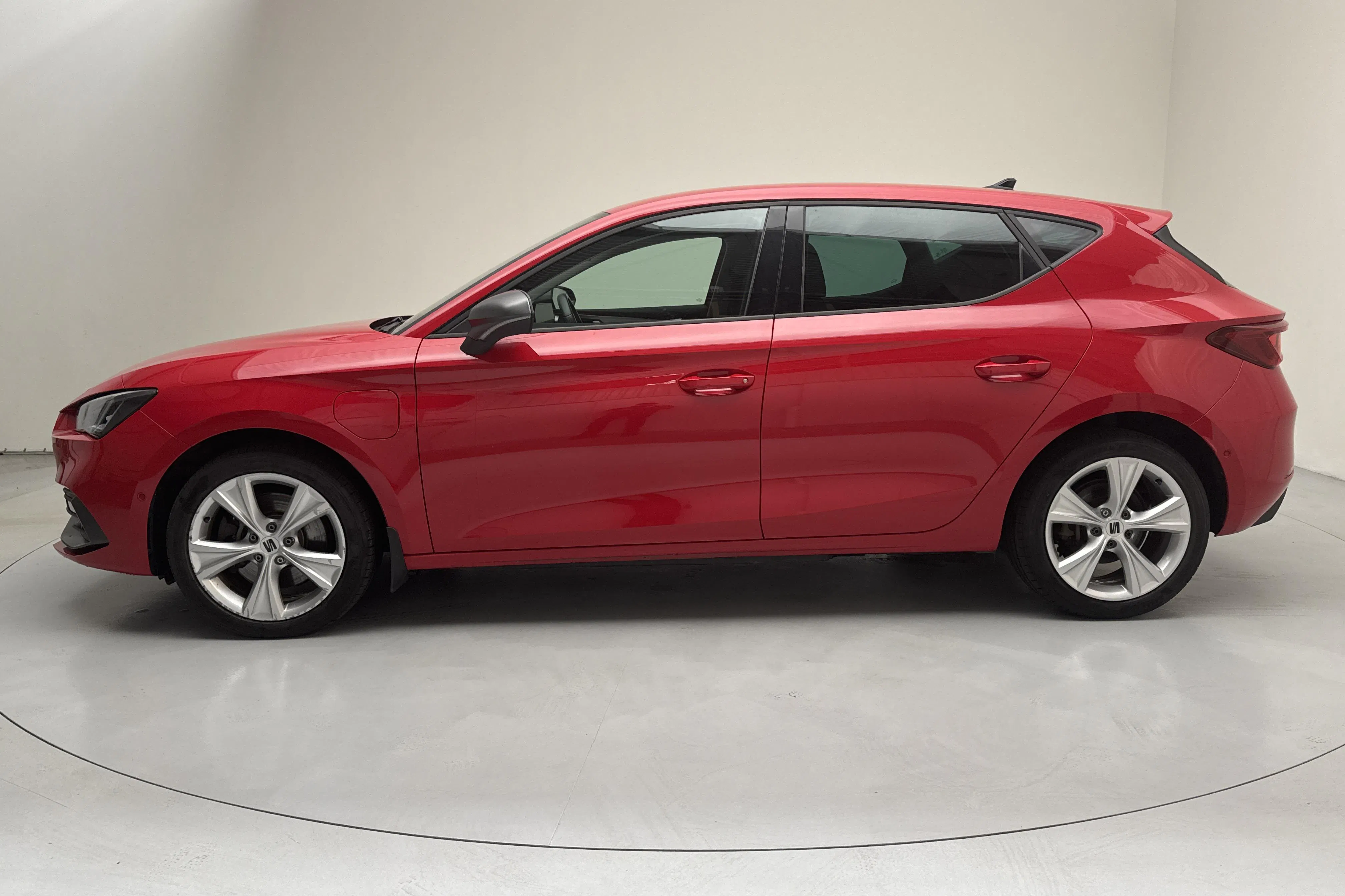 Presentationsfoto 2 av 15: Seat Leon 1.4 e-Hybrid Plug-in (204hk) - 3 850 mil - Automat - röd - 2022