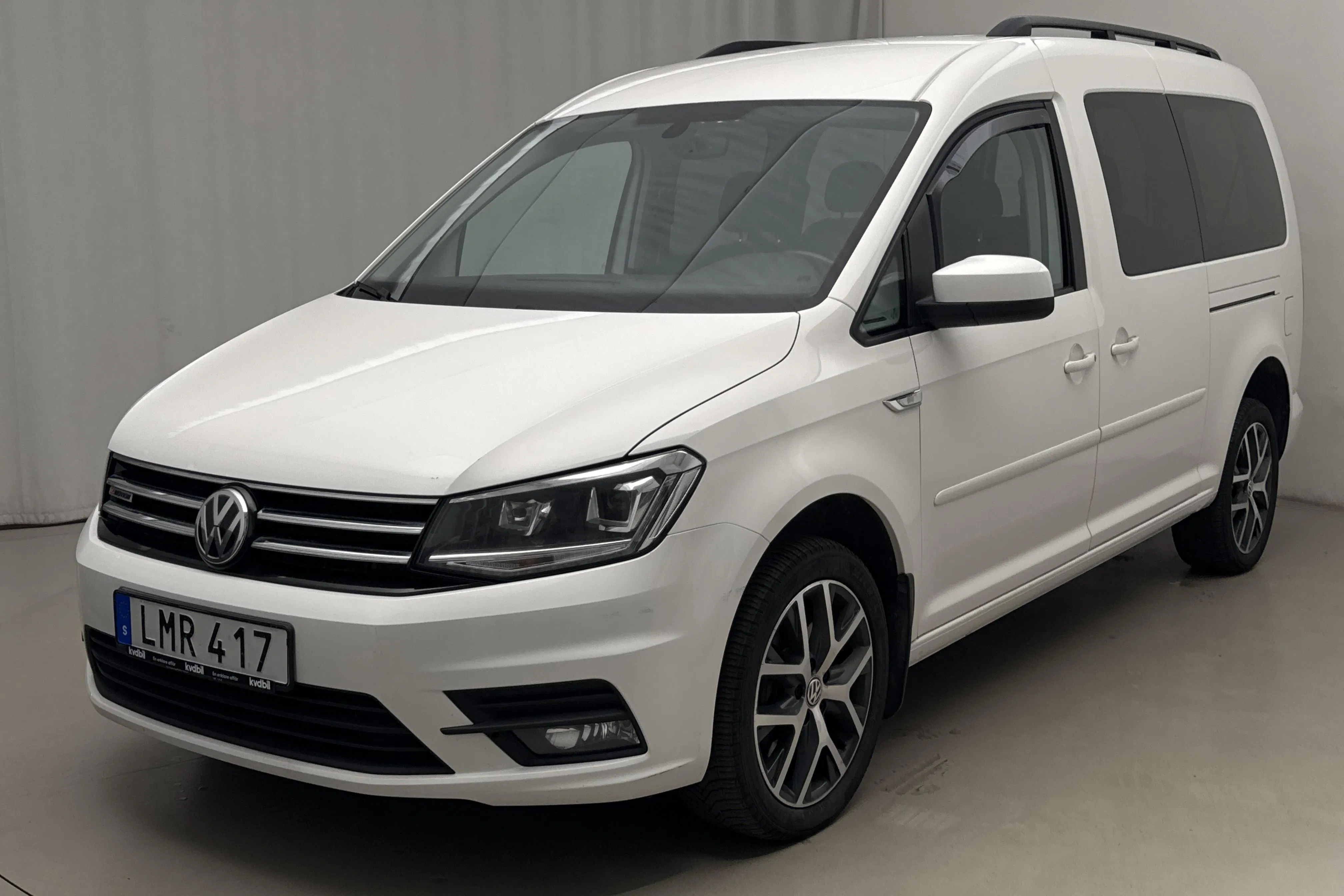Presentationsfoto 1 av 17: VW Caddy Maxi Life 2.0 TDI 4MOTION (150hk) - 22 519 mil - Automat - vit - 2016