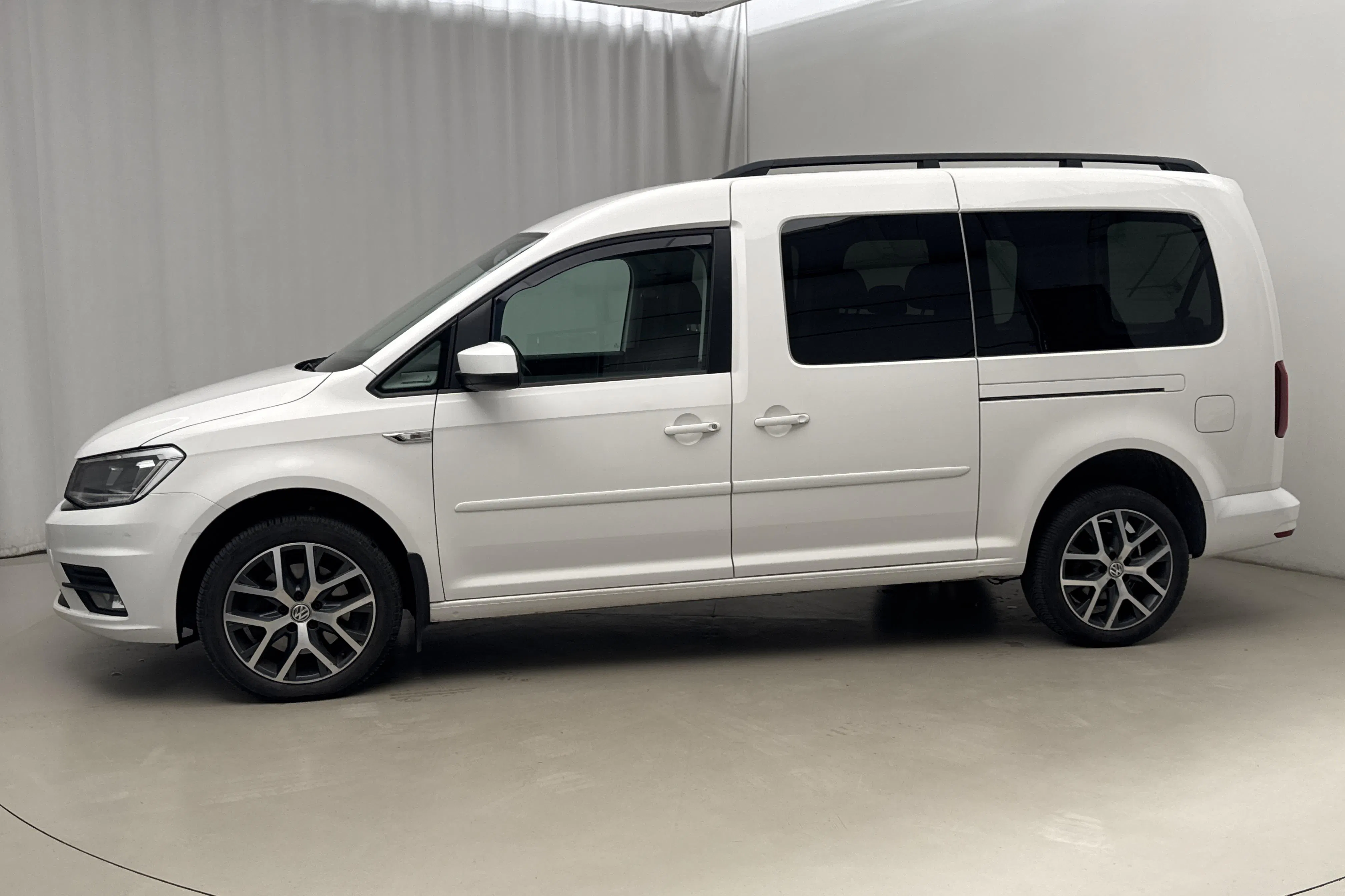 Presentationsfoto 2 av 17: VW Caddy Maxi Life 2.0 TDI 4MOTION (150hk) - 22 519 mil - Automat - vit - 2016