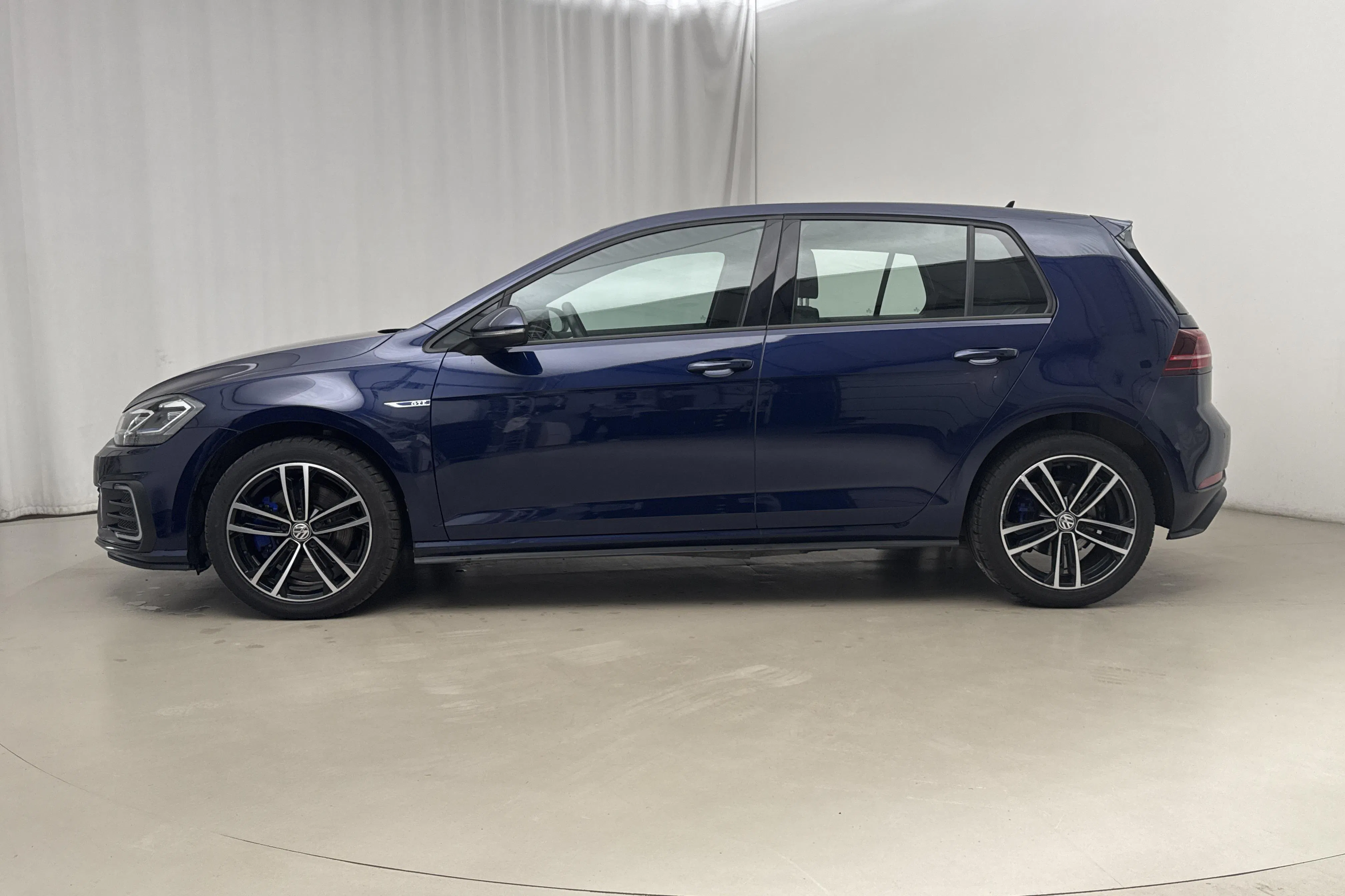 Presentationsfoto 2 av 19: VW Golf VII GTE 5dr (204hk) - 2 871 mil - Automat - Mörkblå - 2020