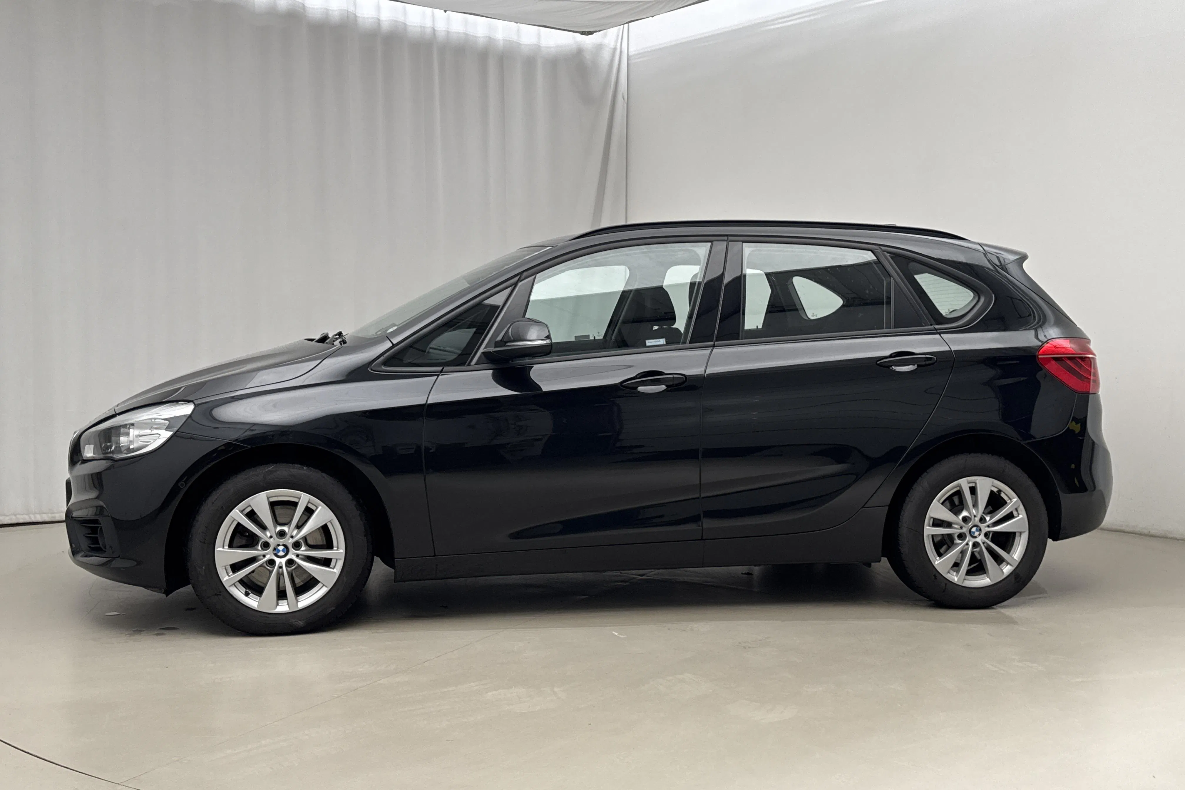 Presentationsfoto 2 av 16: BMW 218i Active Tourer, F45 (136hk) - 9 678 mil - Automat - svart - 2016