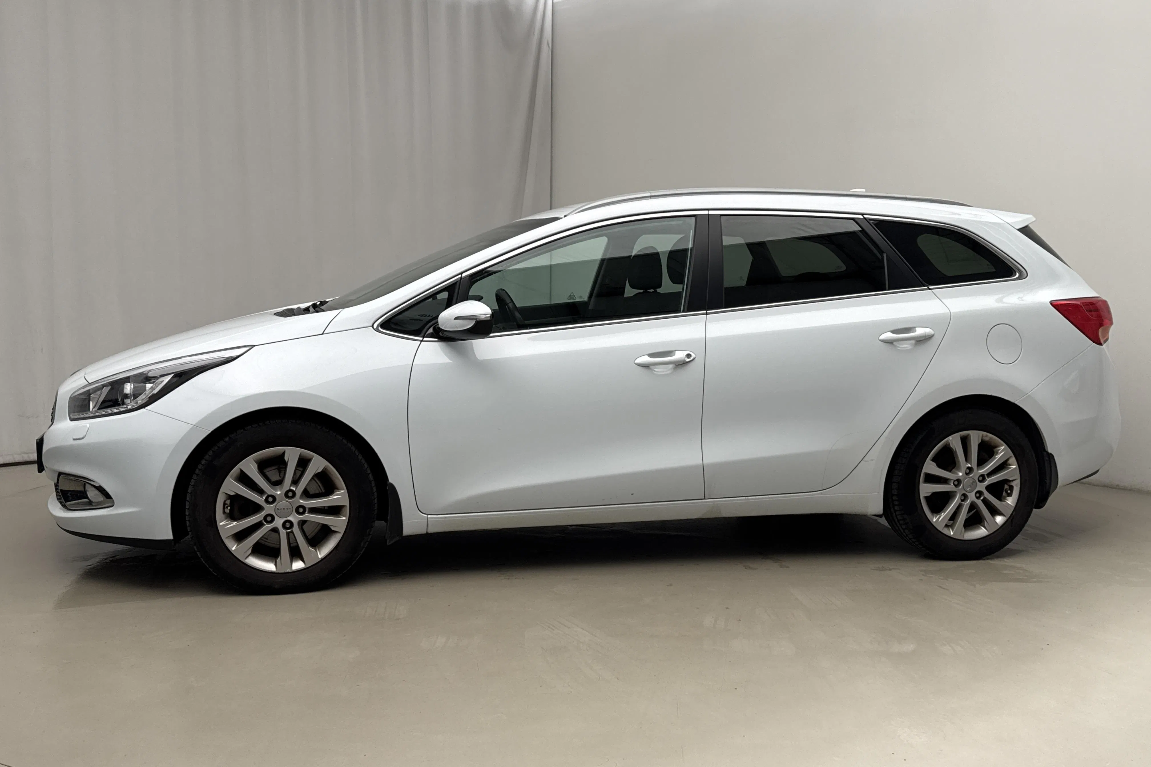 Presentation photo 2 of 15: KIA Cee'd 1.6 CRDi SW (128hk) - 102 570 km - Manual - white - 2015