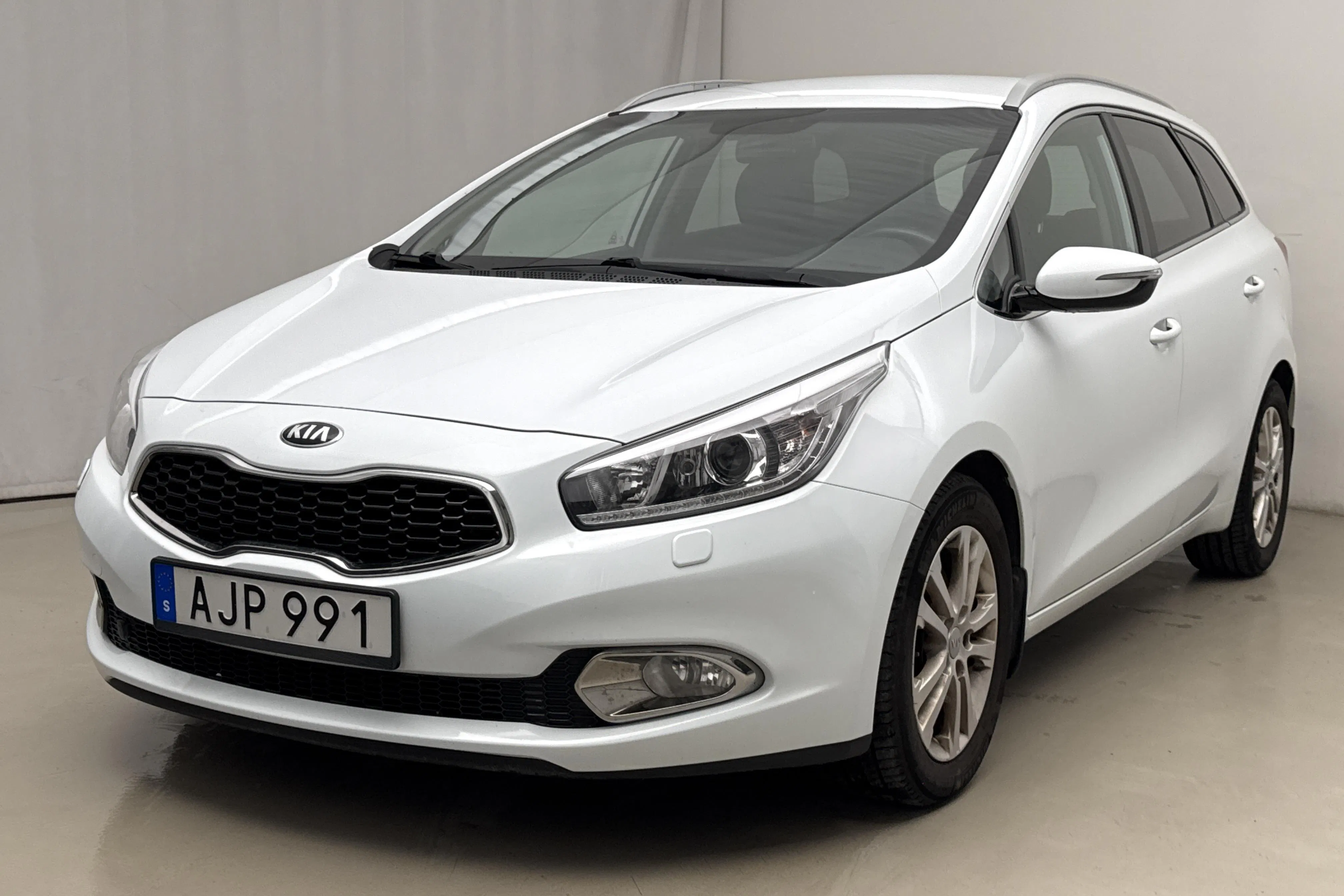 Presentation photo 1 of 15: KIA Cee'd 1.6 CRDi SW (128hk) - 102 570 km - Manual - white - 2015