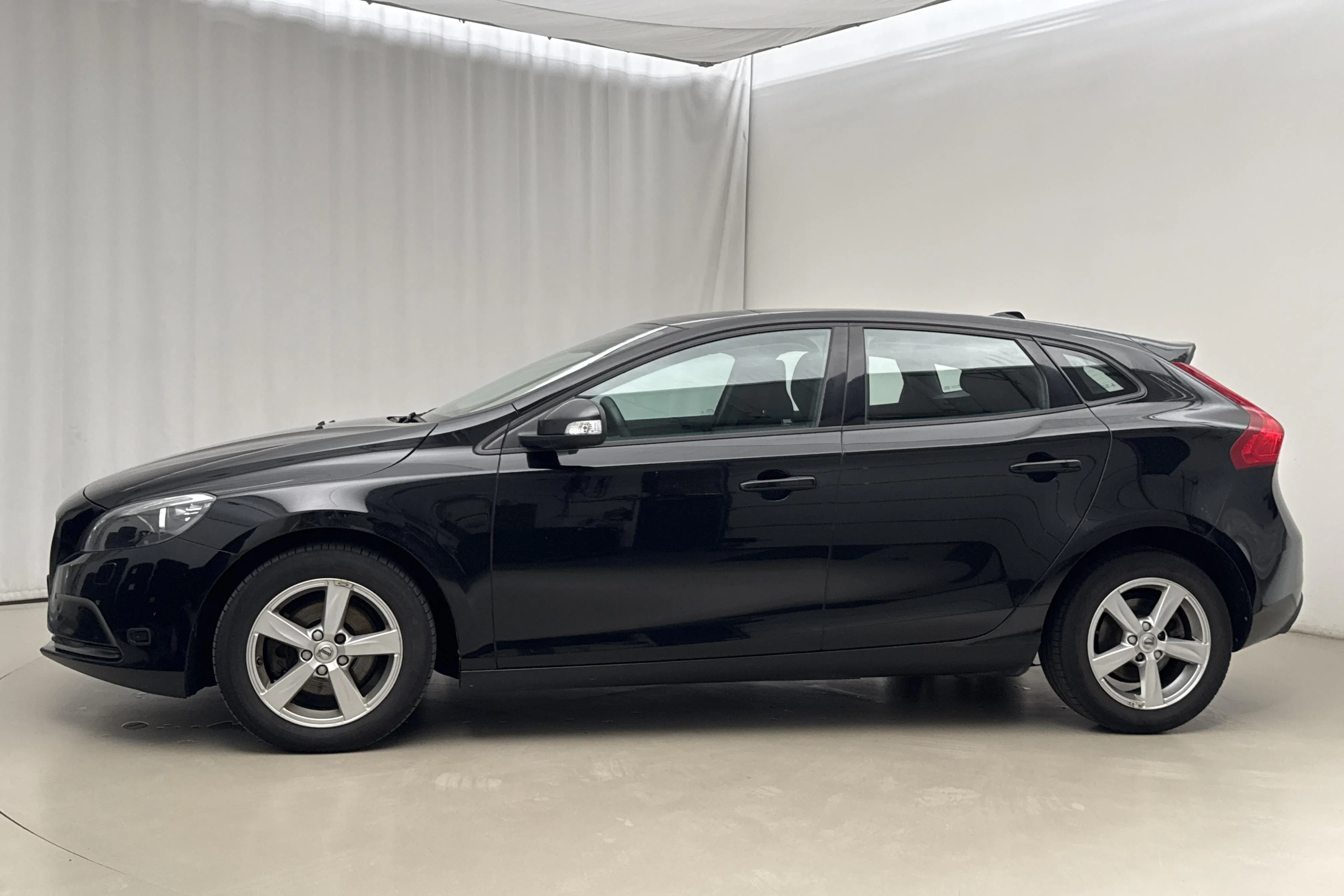 Presentationsfoto 2 av 15: Volvo V40 T3 (152hk) - 8 934 mil - Manuell - svart - 2017