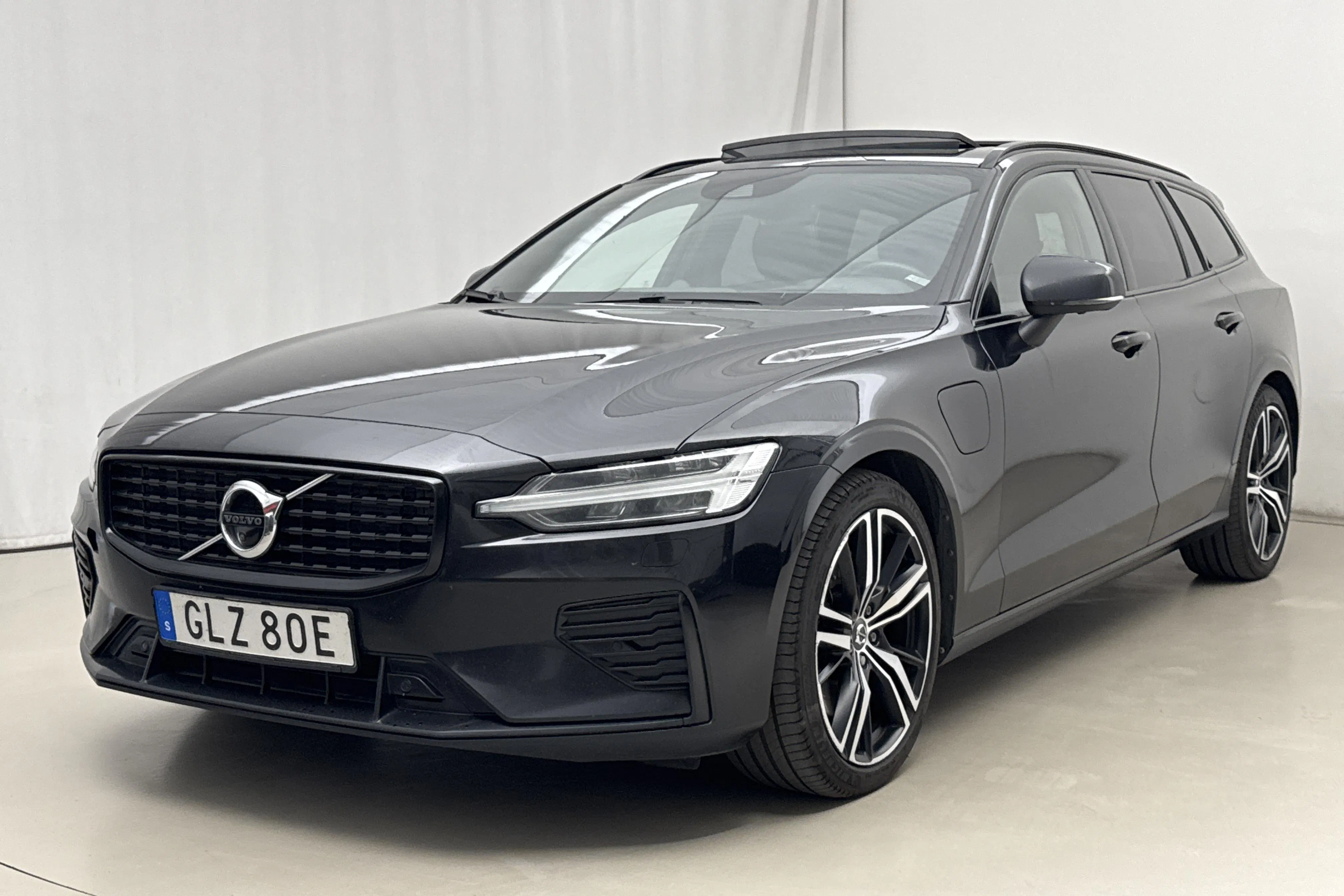 Presentationsfoto 1 av 22: Volvo V60 T8 AWD Recharge (455hk) - 14 866 mil - Automat - svart - 2022