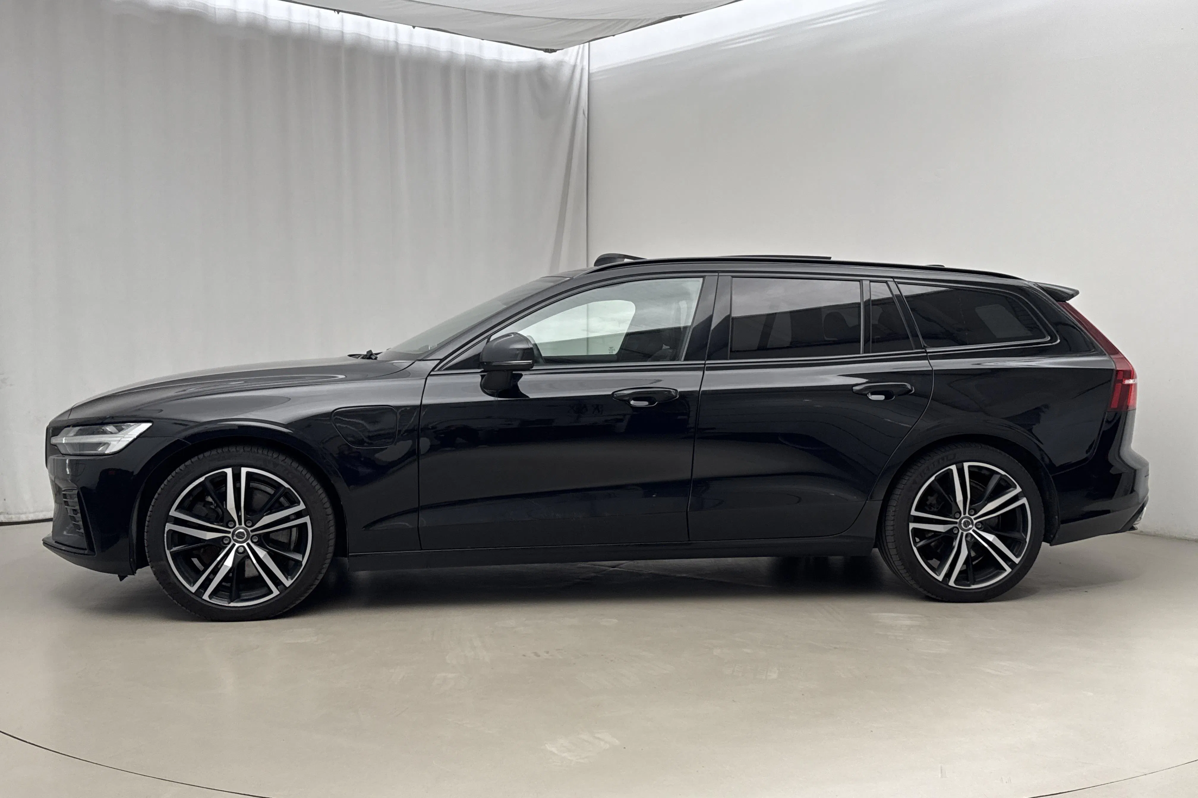 Presentationsfoto 2 av 22: Volvo V60 T8 AWD Recharge (455hk) - 14 866 mil - Automat - svart - 2022