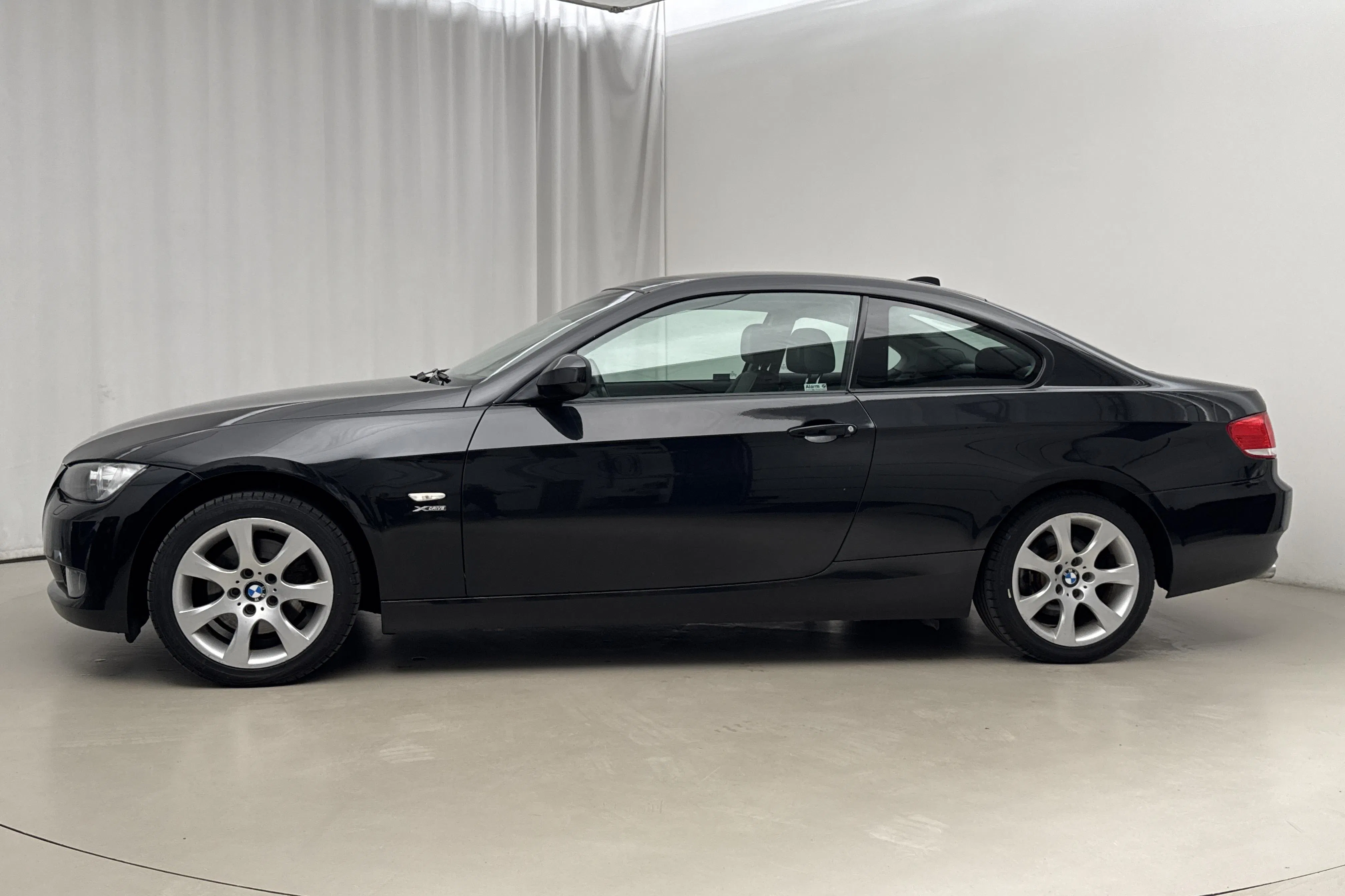 Presentationsfoto 2 av 14: BMW 320d xDrive Coupé, E92 (177hk) - 19 797 mil - Automat - svart - 2010