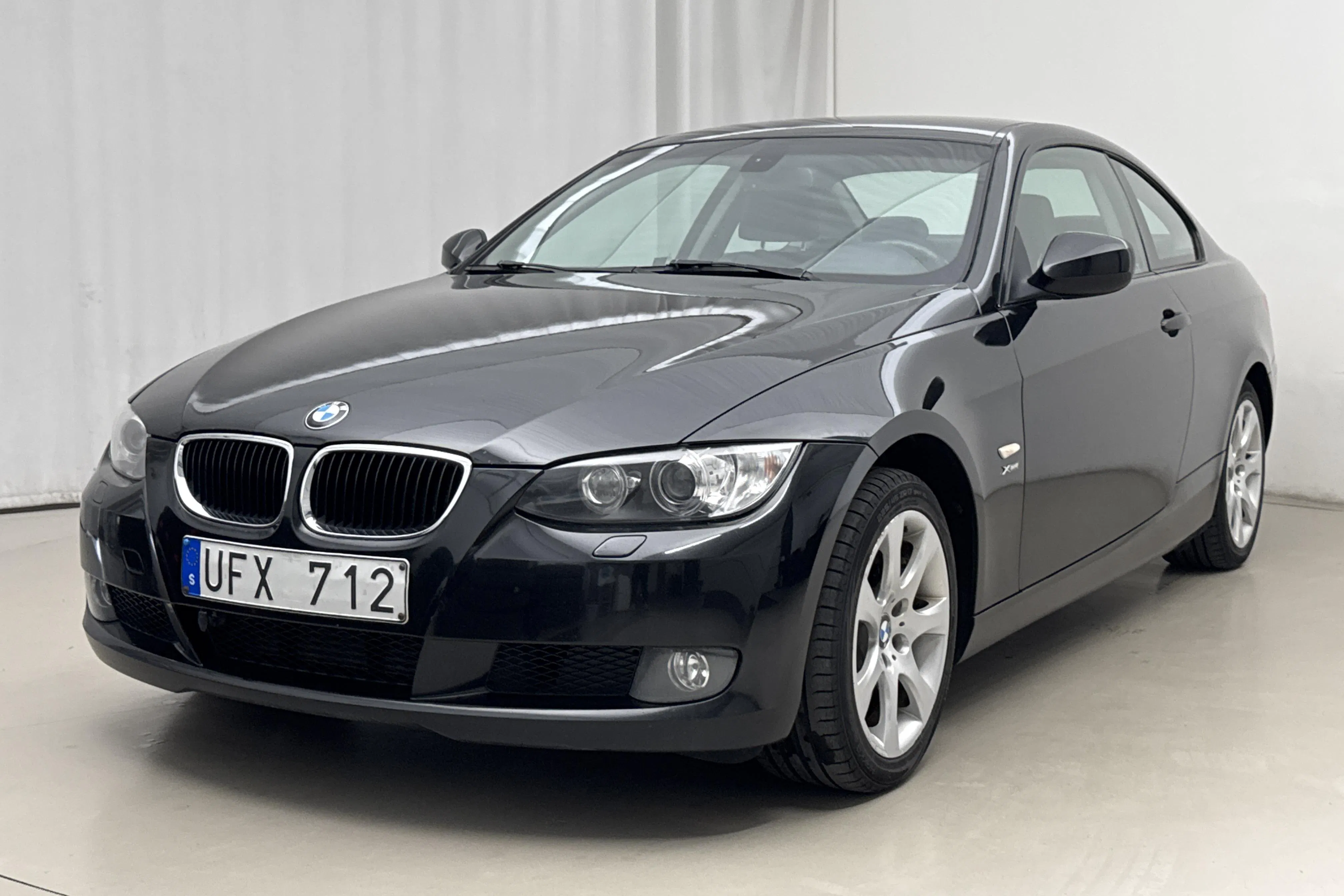Presentationsfoto 1 av 14: BMW 320d xDrive Coupé, E92 (177hk) - 19 797 mil - Automat - svart - 2010