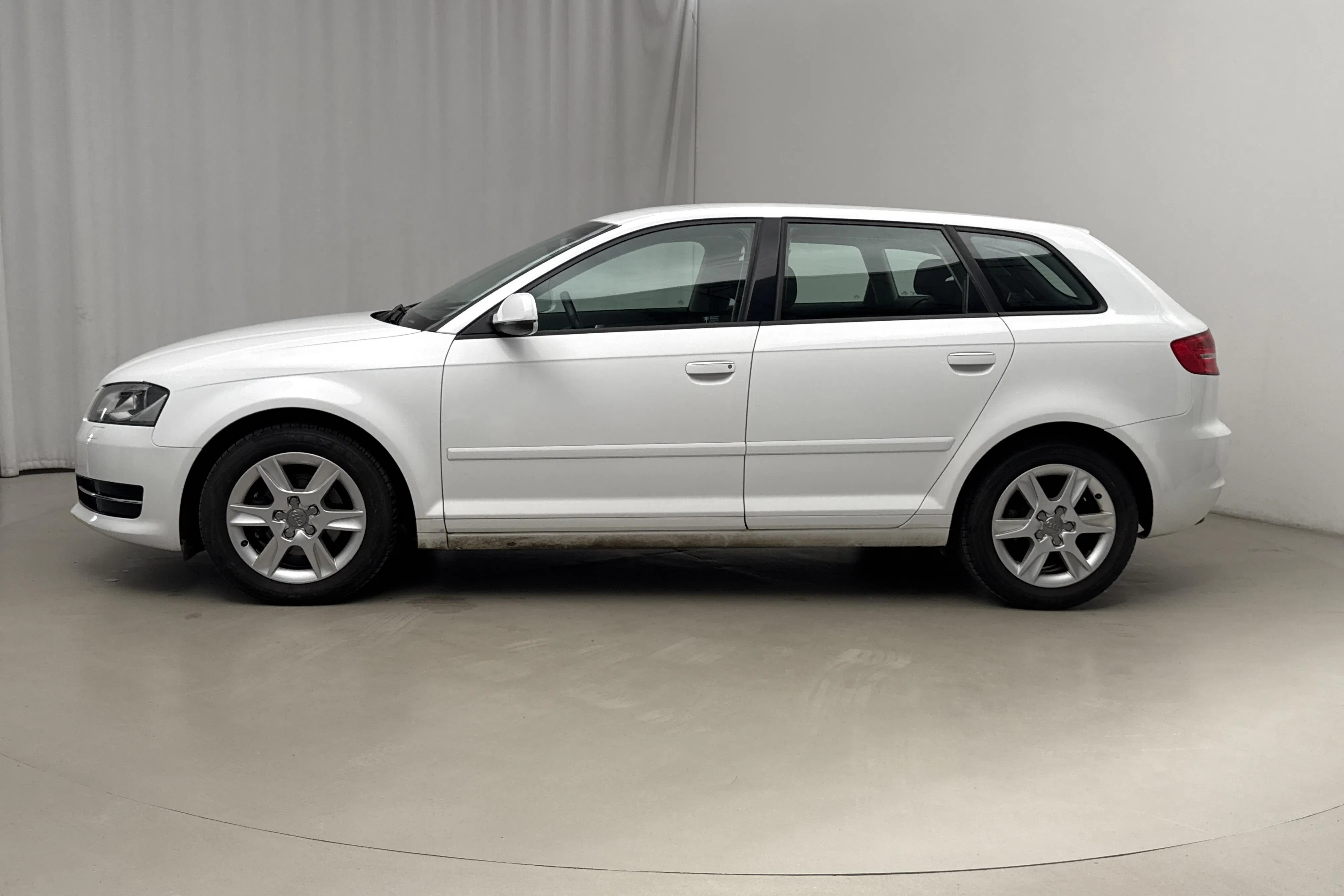 Præsentationsfoto 2 af 15: Audi A3 1.6 TDI Sportback (105hk) - 131 370 kilometer - Salgsautomat - Hvid - 2013