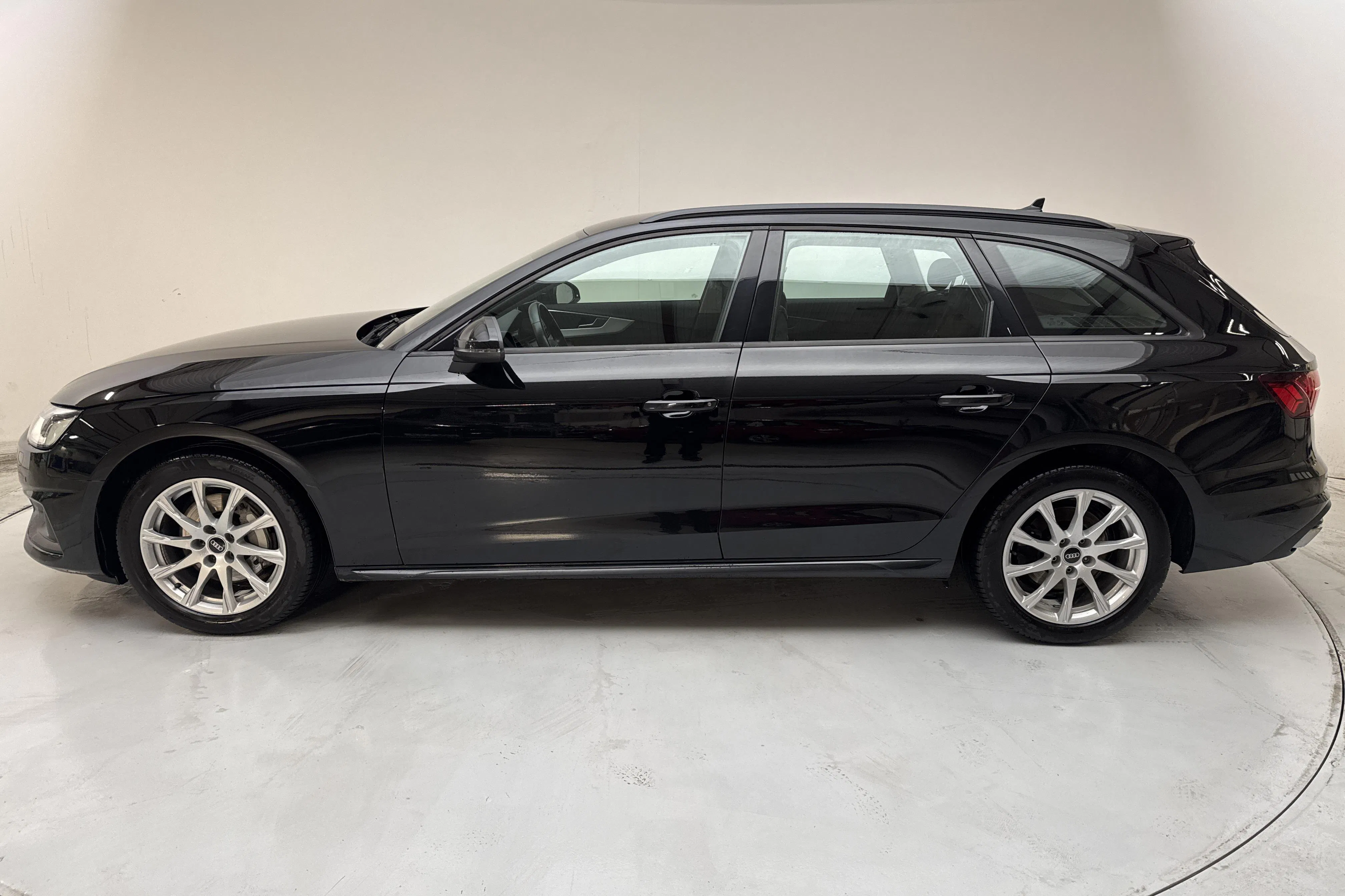 Presentationsfoto 2 av 13: Audi A4 Avant 40 TDI quattro (204hk) - 15 933 mil - Automat - svart - 2022