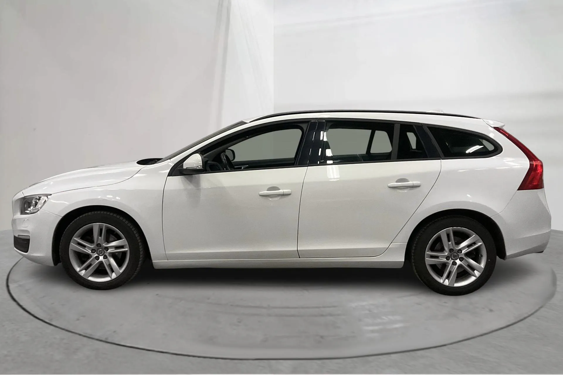 Presentation photo 2 of 14: Volvo V60 D2 (120hk) - 18 994 Scandinavian mile - Manual - white - 2016