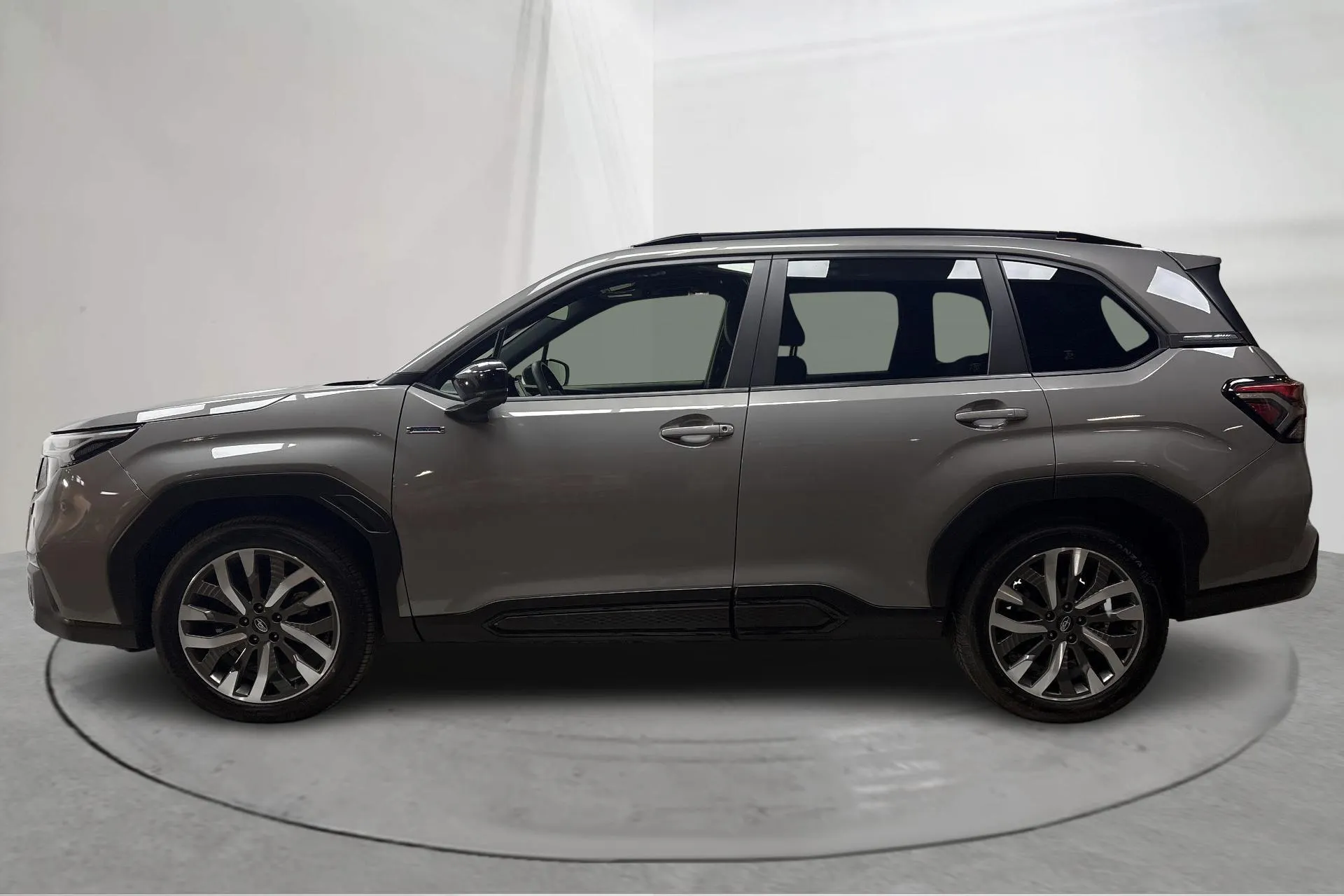 Presentation photo 2 of 20: Subaru Forester e-Boxer 2.0i XFuel AWD (136hk) - 18 760 km - Automatic - gray - 2025