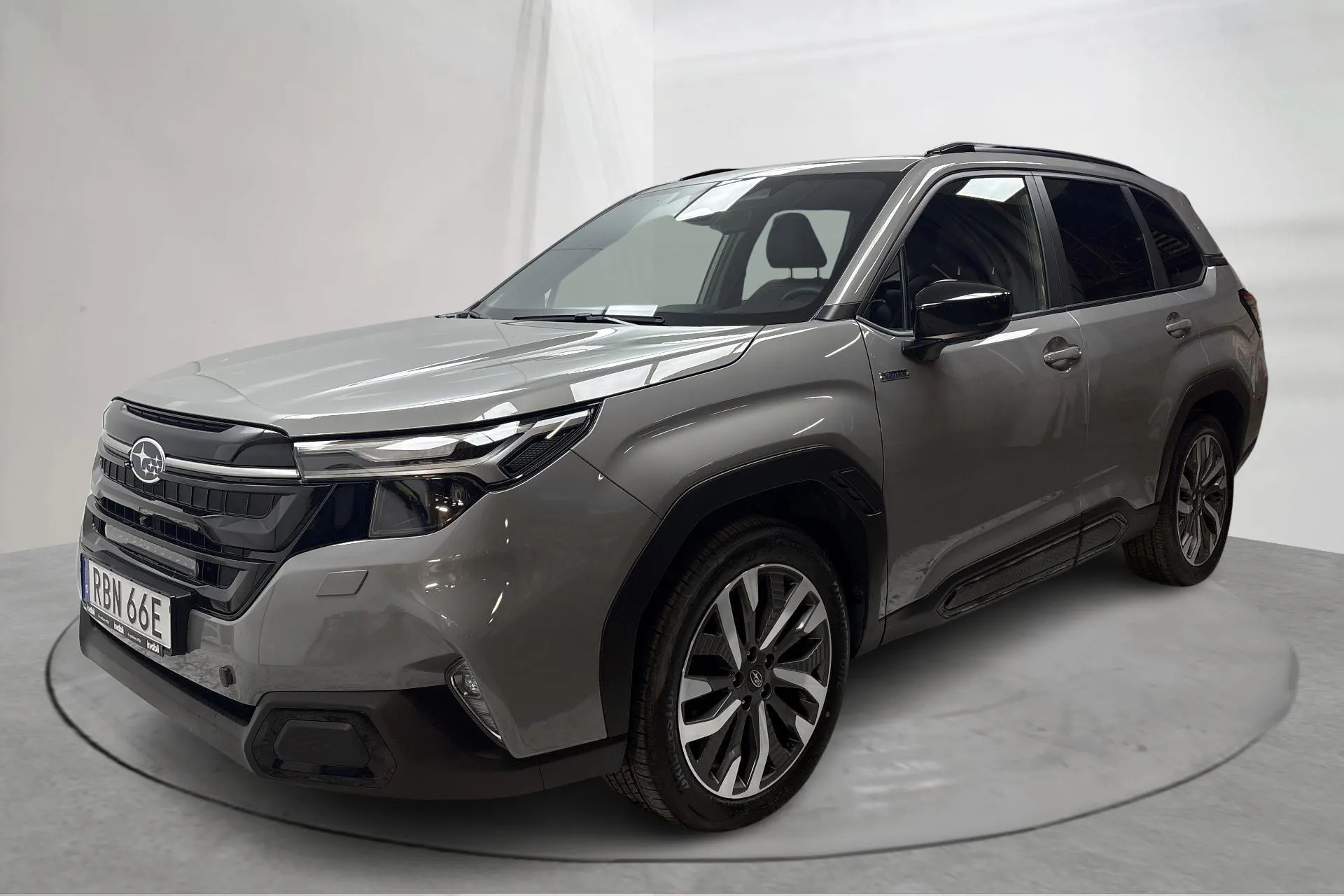 Presentation photo 1 of 20: Subaru Forester e-Boxer 2.0i XFuel AWD (136hk) - 18 760 km - Automatic - gray - 2025