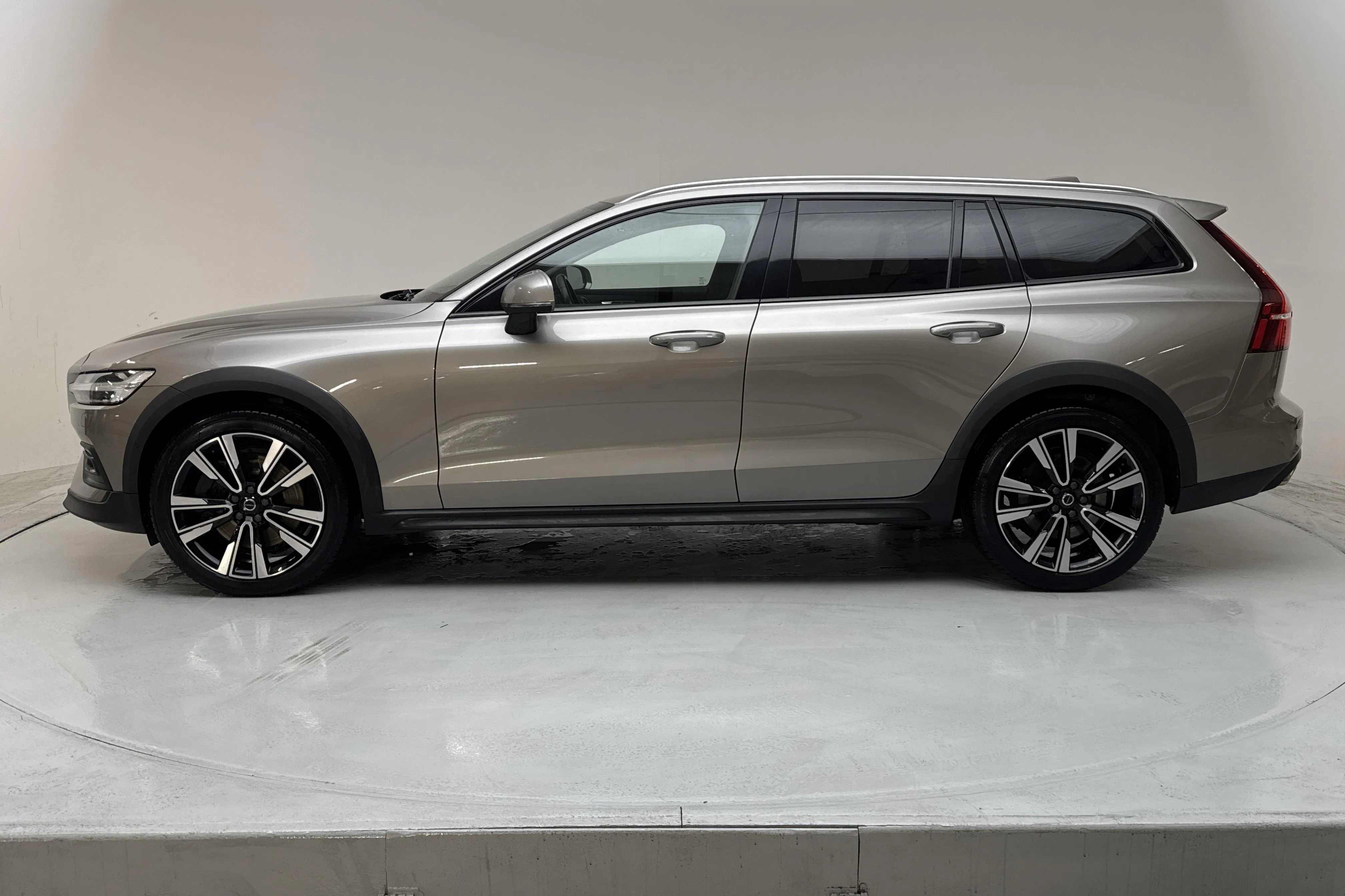 Zdjęcie prezentacyjne 2 z 21: Volvo V60 B4 Cross Country AWD Mildhybrid, Diesel (197hk) - 216 390 km - Automatyczna - szary - 2022