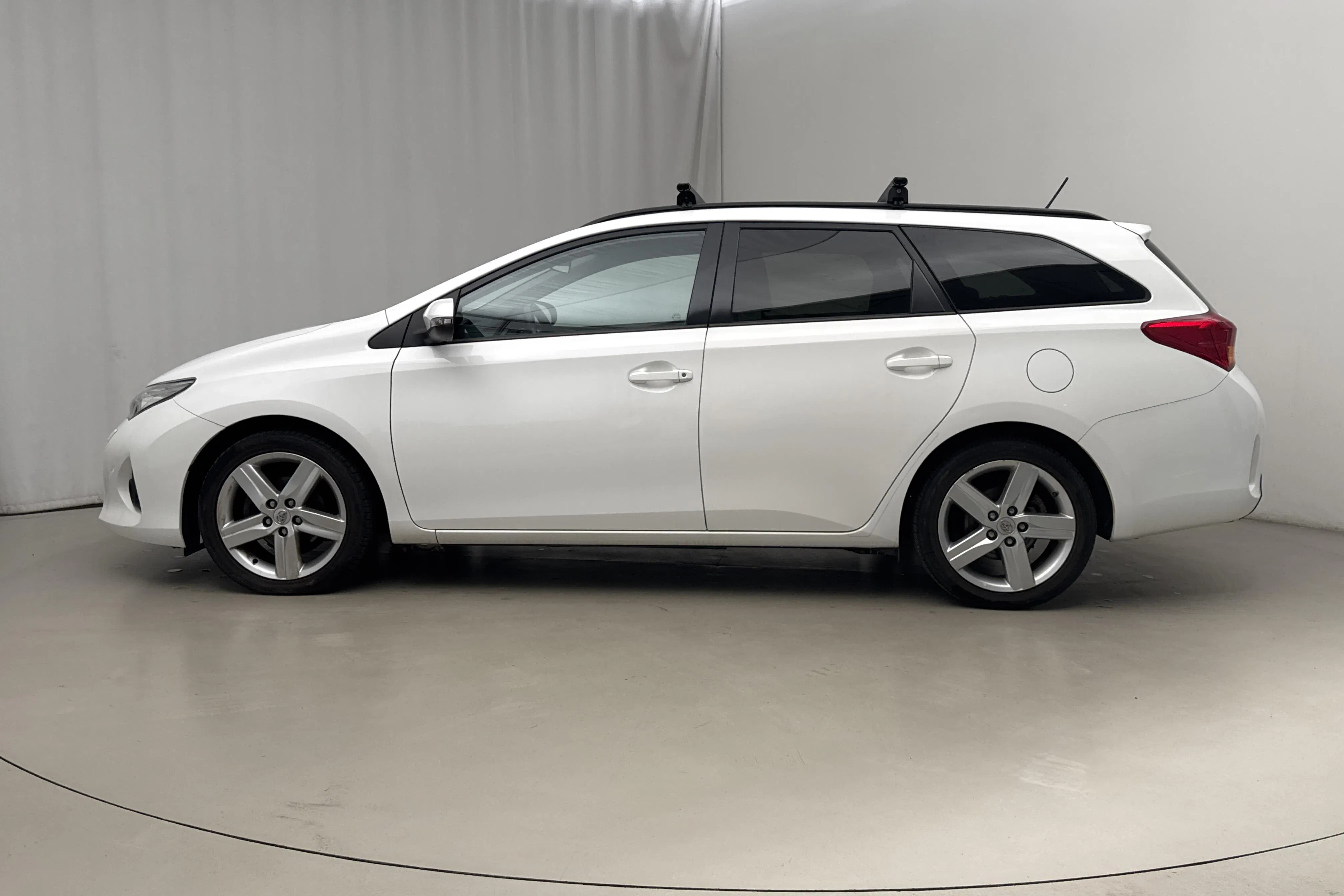 Presentation photo 2 of 14: Toyota Auris 1.6 Valvematic Touring Sports (132hk) - 137 800 km - Manual - white - 2014