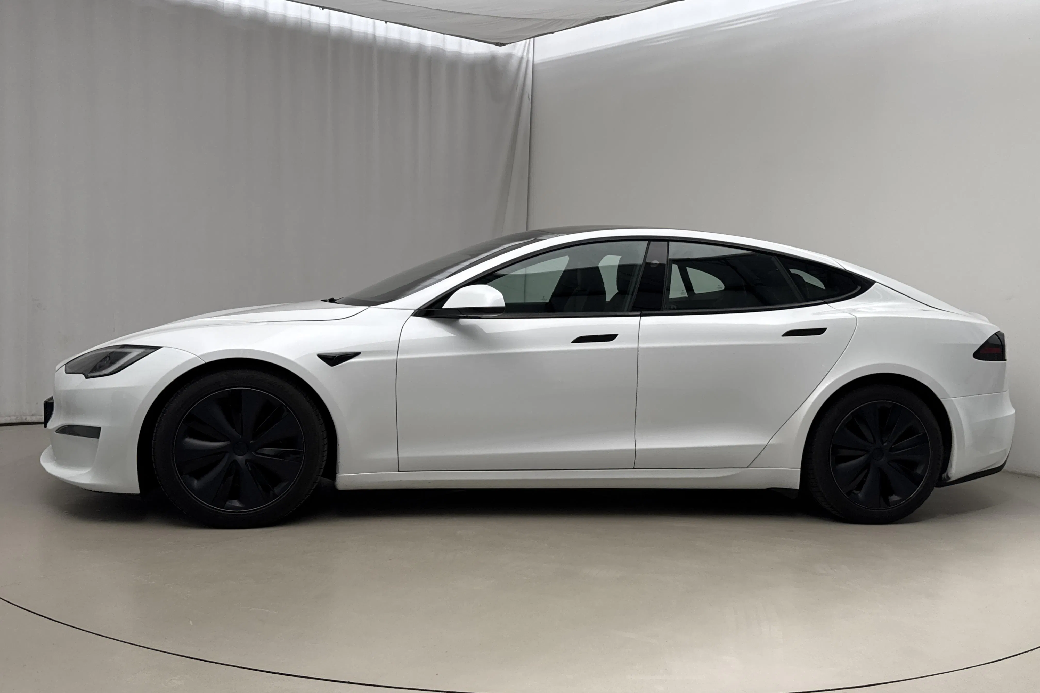 Presentation photo 2 of 26: Tesla Model S Dual Motor Long Range AWD - 9 345 Scandinavian mile - Automatic - white - 2023