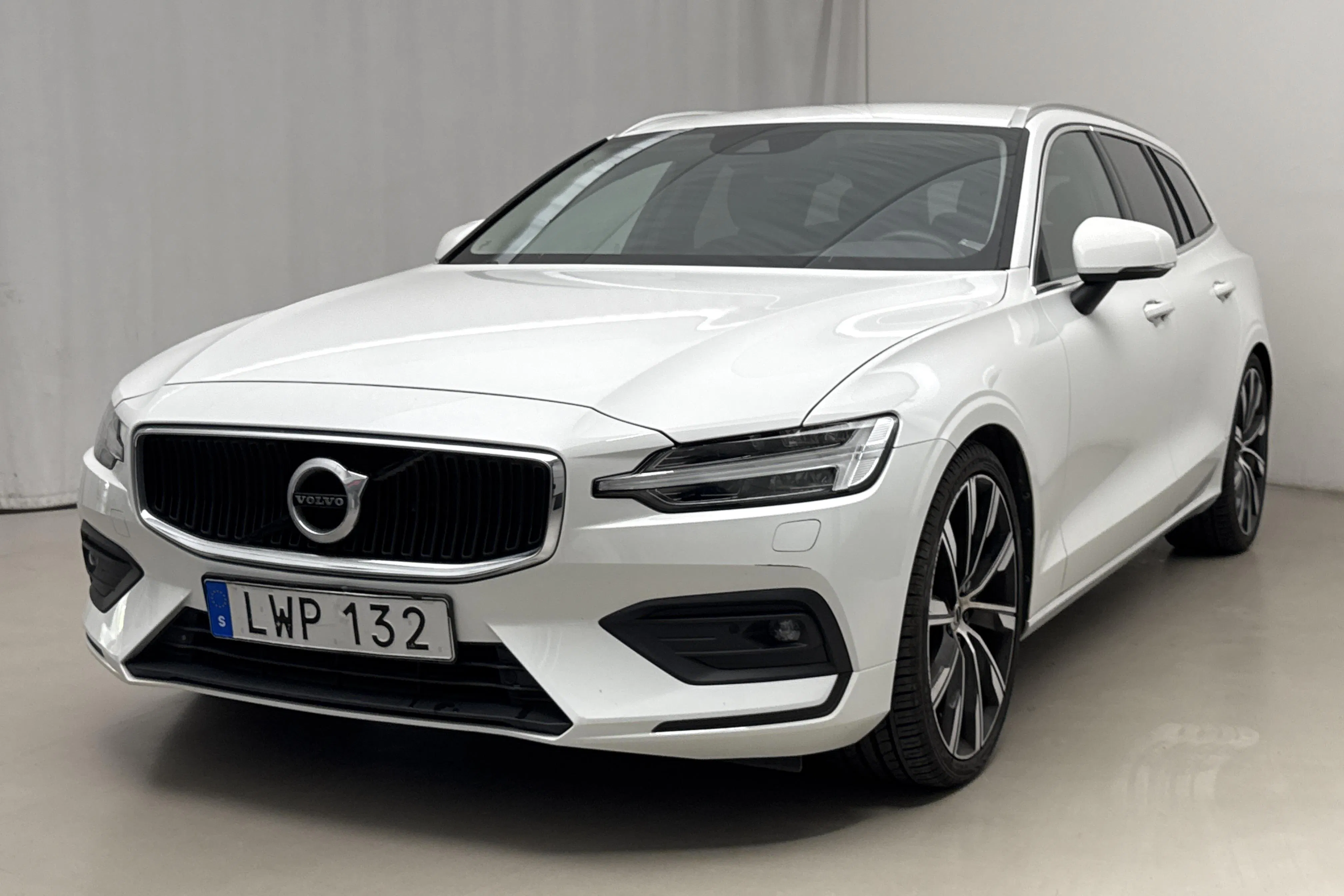 Presentation photo 1 of 21: Volvo V60 T6 AWD (310hk) - 110 320 km - Automatic - white - 2019
