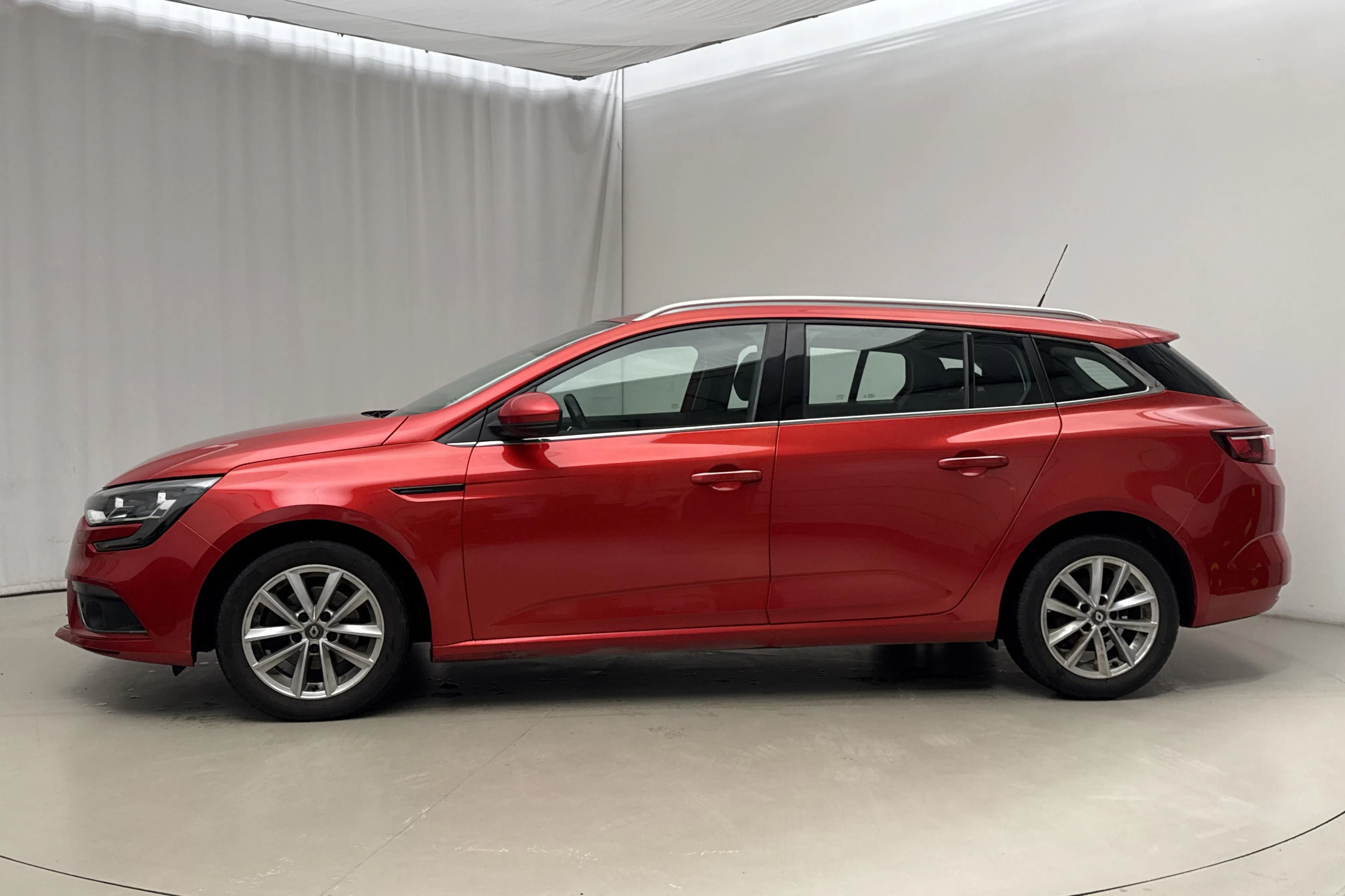 Presentation photo 2 of 16: Renault Mégane 1.2 TCe Sport Tourer (130hk) - 79 110 km - Manual - red - 2017