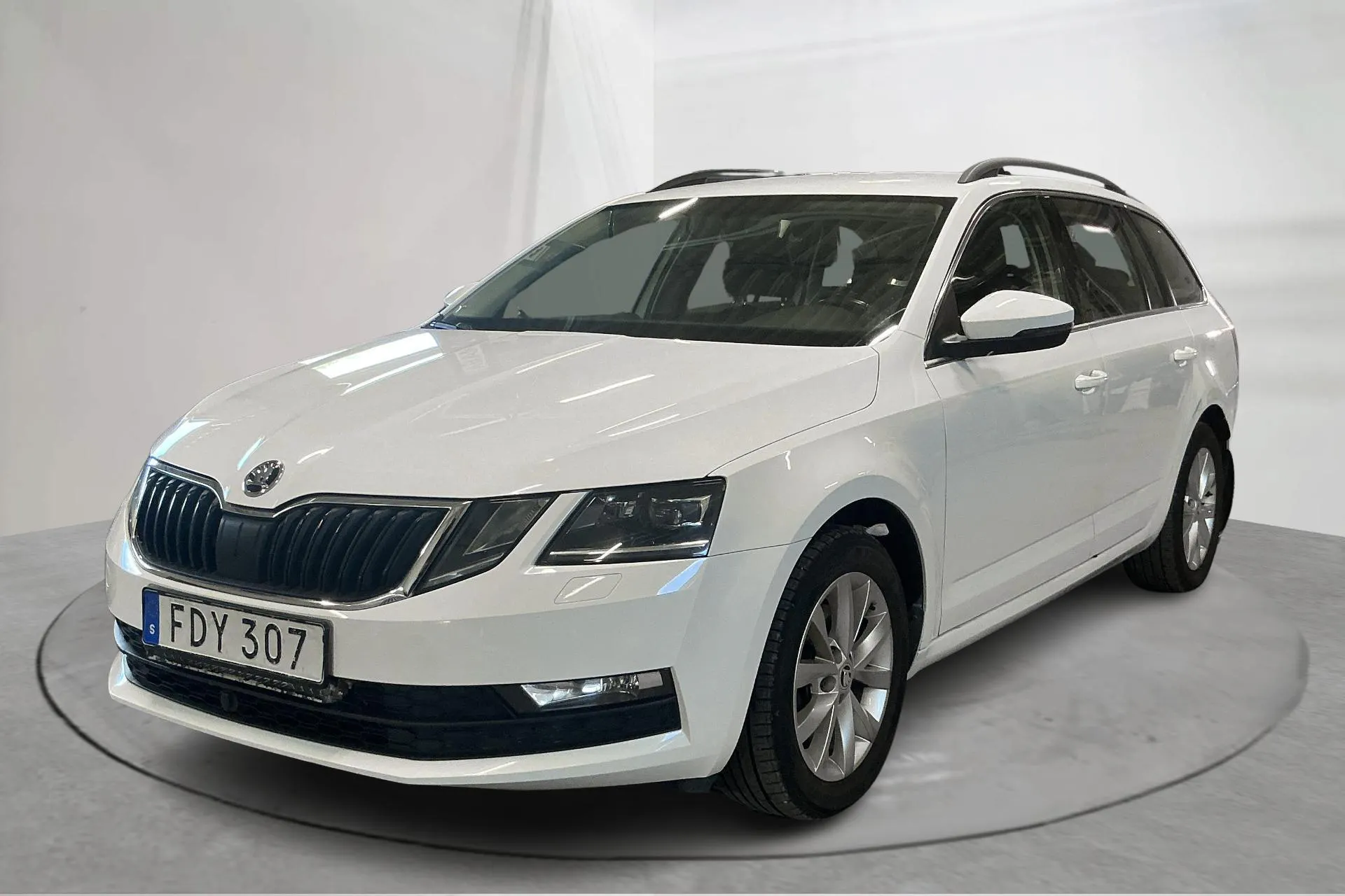 Presentationsfoto 1 av 15: Skoda Octavia III 2.0 TDI CR Combi 4x4 (150hk) - 26 608 mil - Manuell - vit - 2018