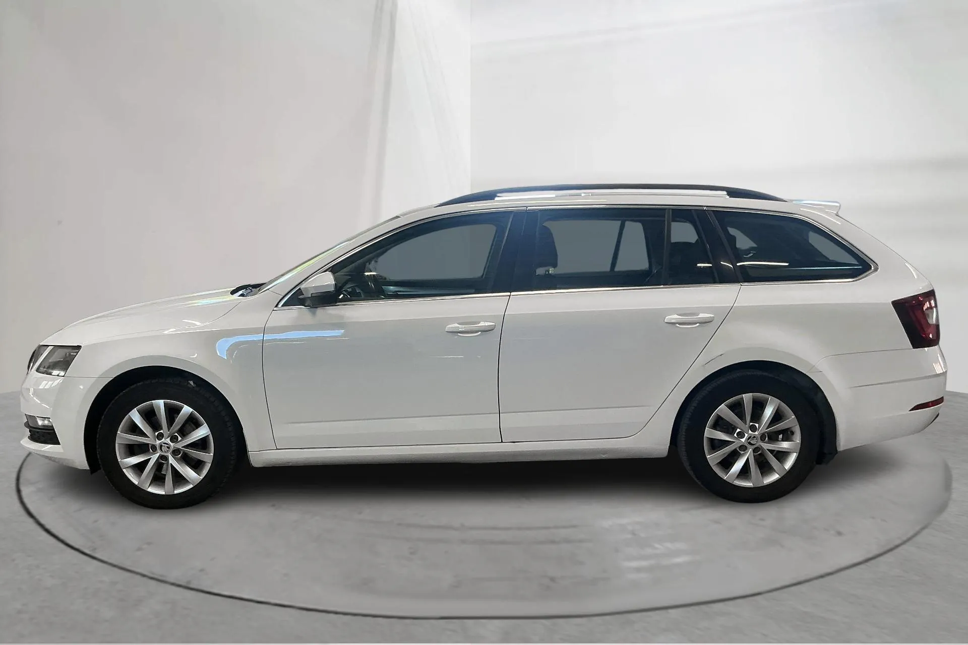 Presentationsfoto 2 av 15: Skoda Octavia III 2.0 TDI CR Combi 4x4 (150hk) - 26 608 mil - Manuell - vit - 2018