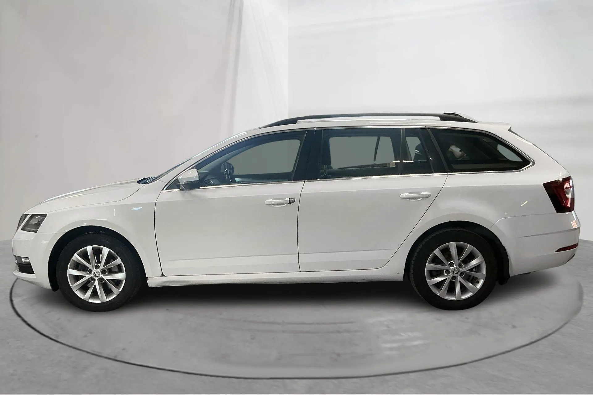 Presentationsfoto 2 av 15: Skoda Octavia III 2.0 TDI CR Combi 4x4 (150hk) - 27 574 mil - Manuell - vit - 2018