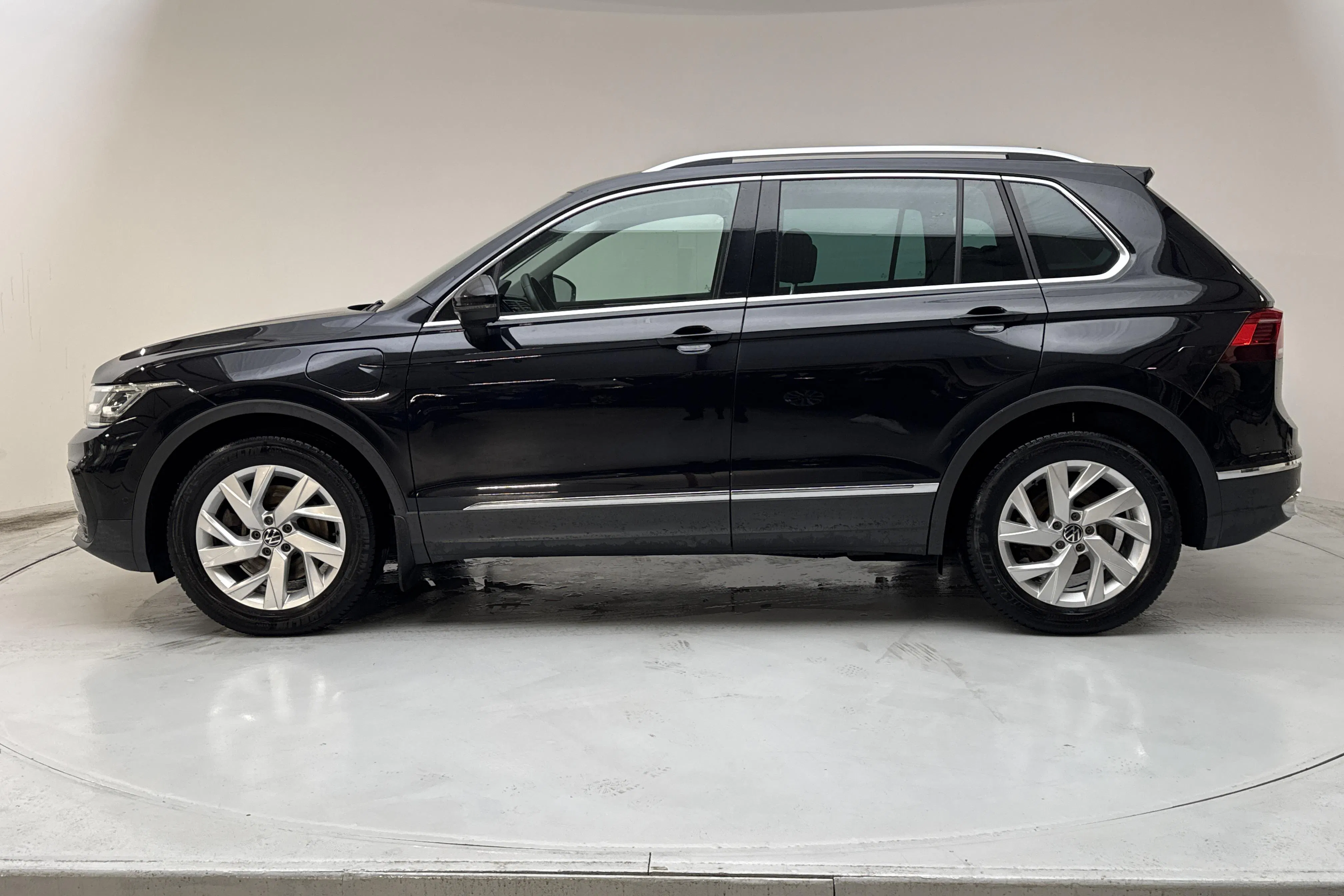 Presentation photo 2 of 16: VW Tiguan 1.4 TSI eHybrid (245hk) - 115 560 km - Automatic - black - 2021