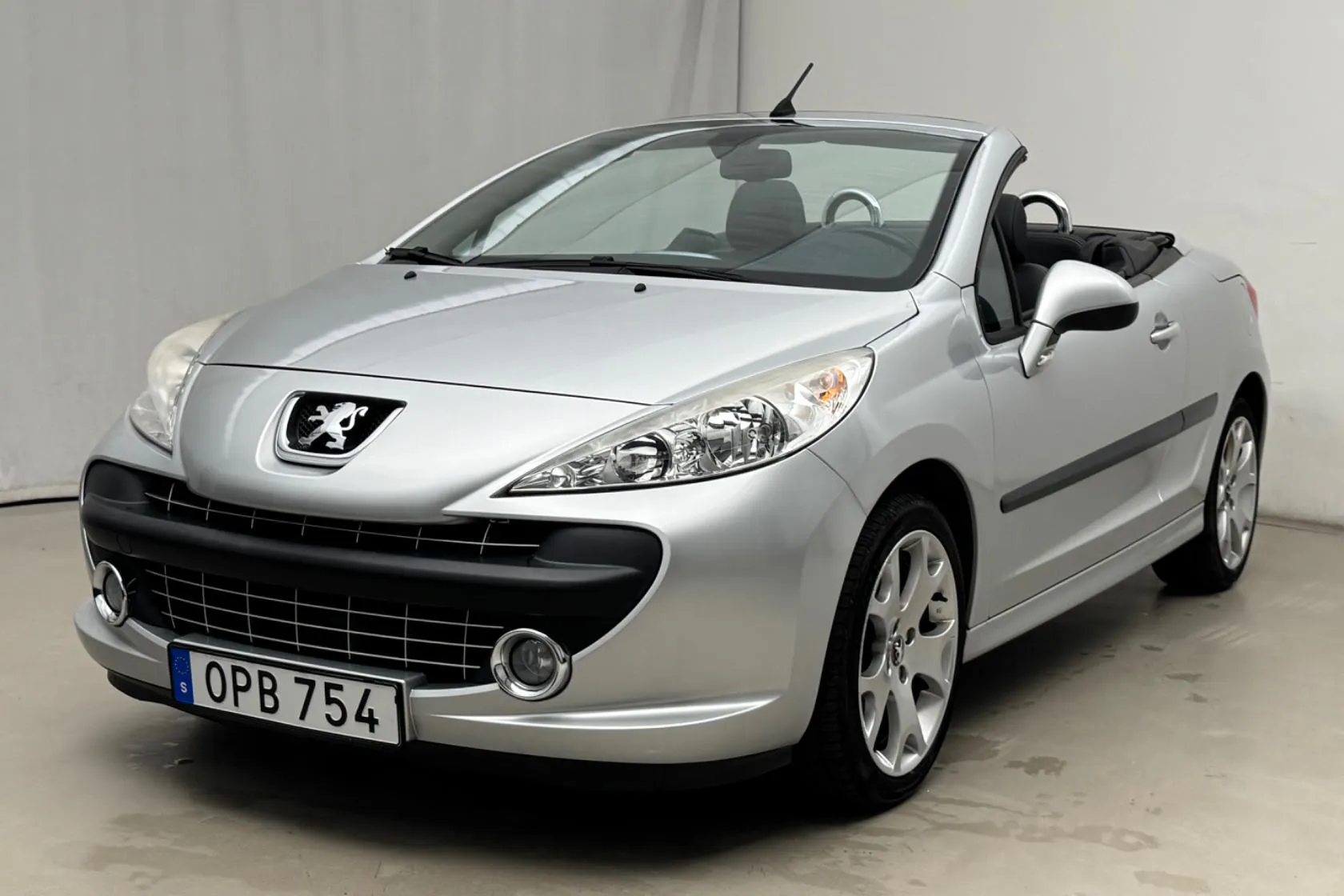 Presentation photo 1 of 22: Peugeot 207 CC 1.6 VTi (120hk) - 32 720 km - Manual - light grey - 2008