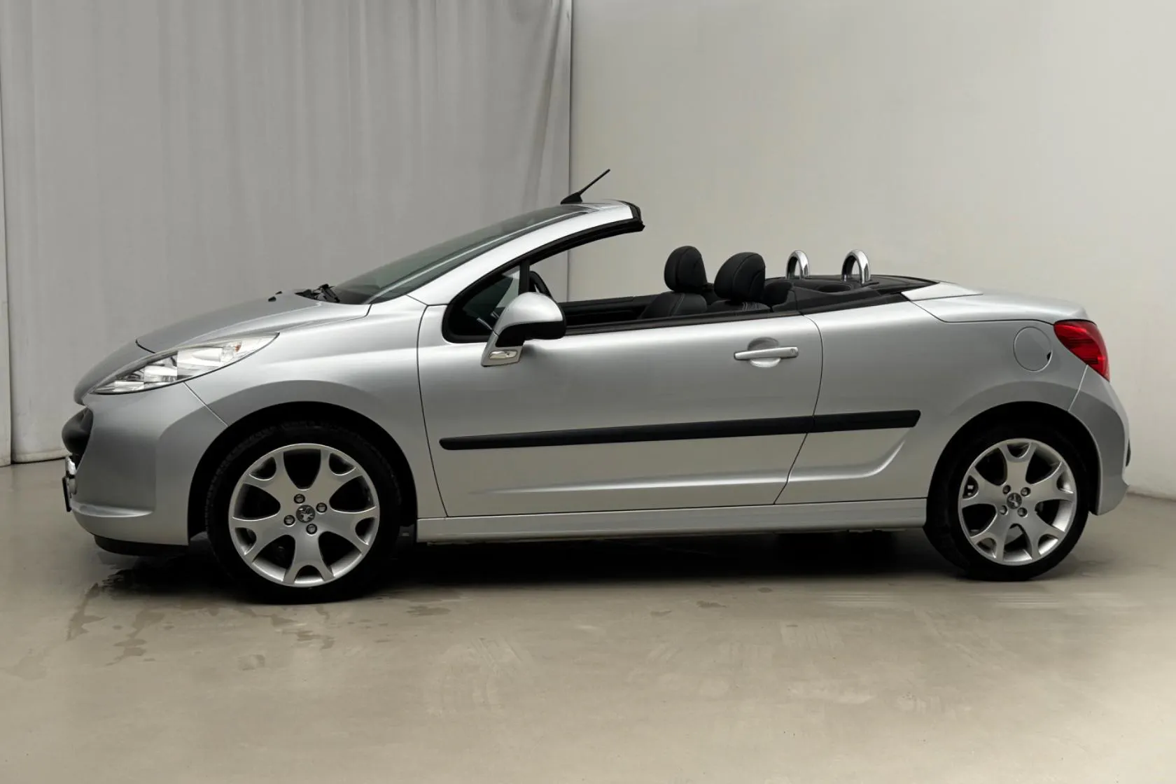Presentation photo 2 of 22: Peugeot 207 CC 1.6 VTi (120hk) - 32 720 km - Manual - light grey - 2008