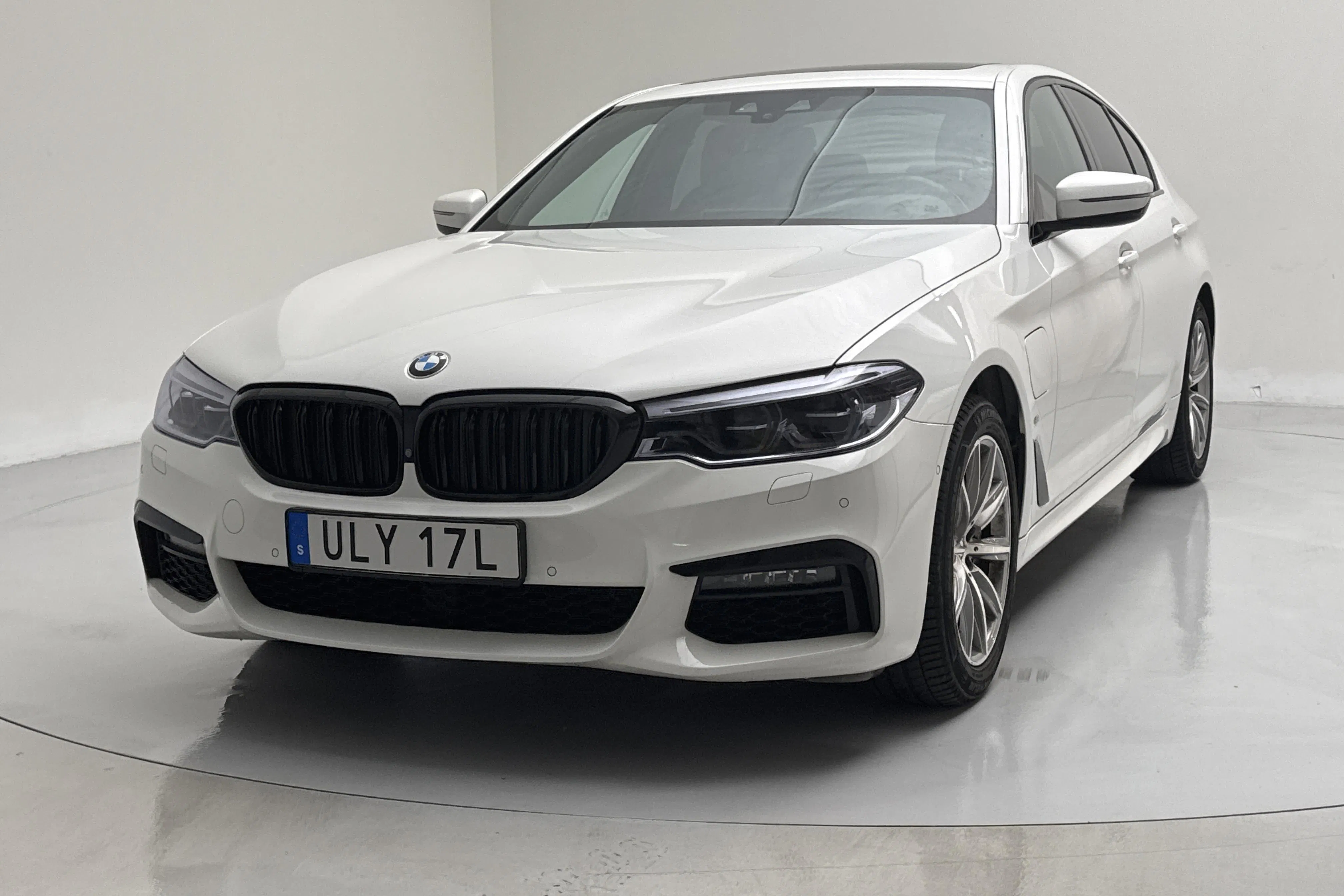Presentationsfoto 1 av 20: BMW 530e xDrive iPerformance Sedan, G30 12kWh (252hk) - 12 364 mil - Automat - vit - 2020