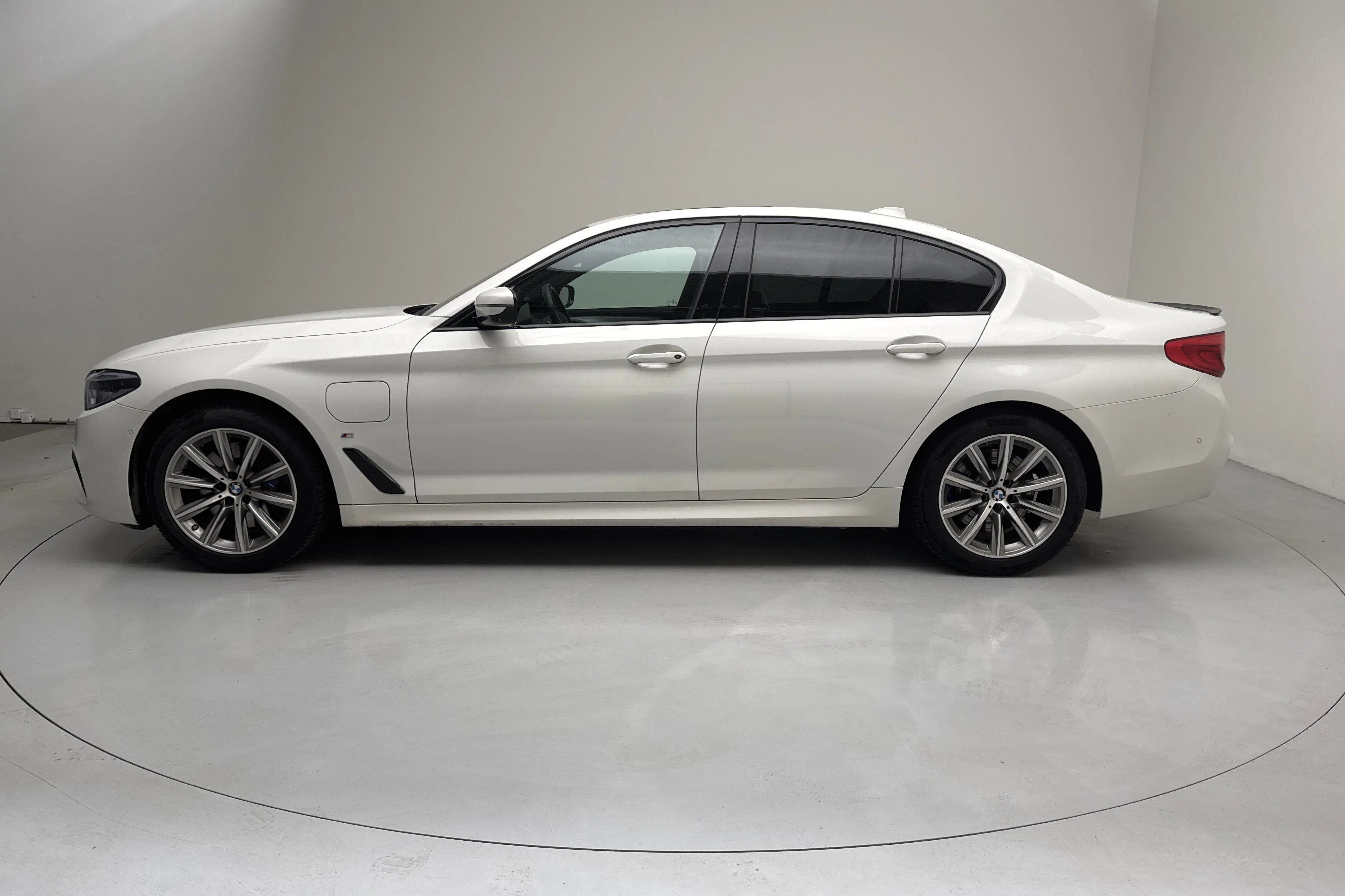 Presentationsfoto 2 av 20: BMW 530e xDrive iPerformance Sedan, G30 12kWh (252hk) - 12 364 mil - Automat - vit - 2020