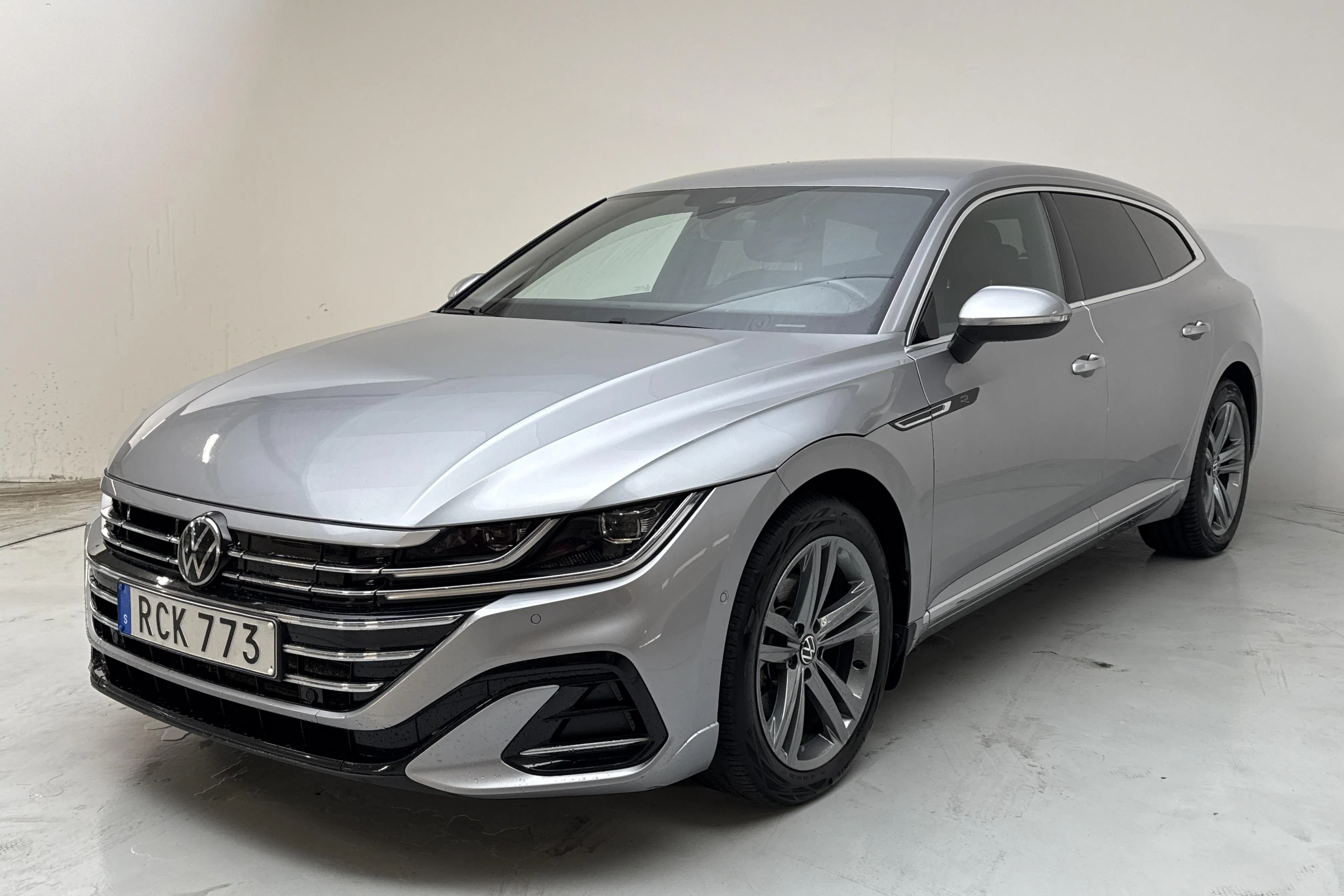 Presentation photo 1 of 19: VW Arteon eHybrid 1.4 TSI (218hk) - 112 140 km - Automatic - silver - 2023