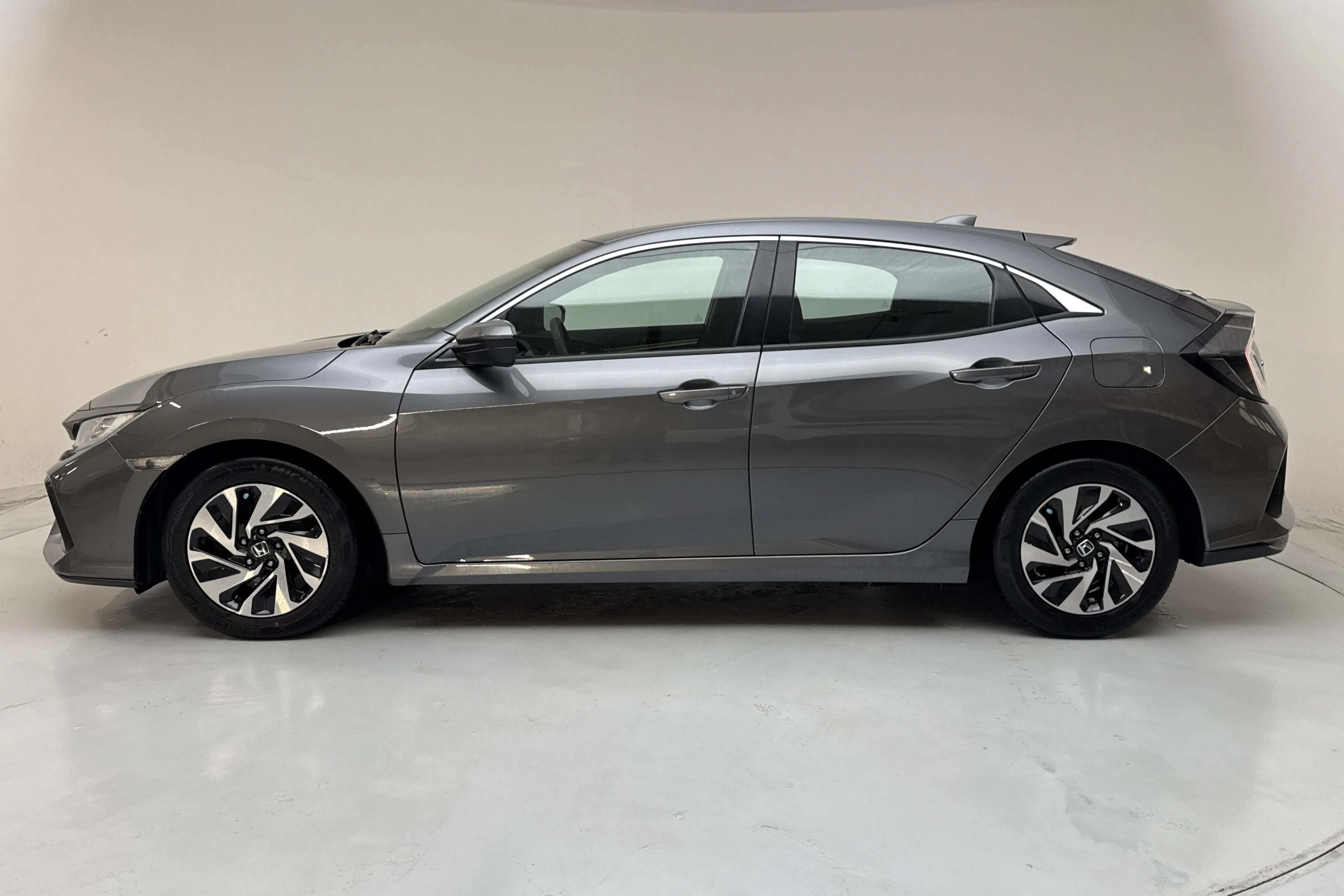 Presentationsfoto 2 av 12: Honda Civic 1.0 i-VTEC 5dr (126hk) - 7 091 mil - Manuell - Dark Grey - 2017