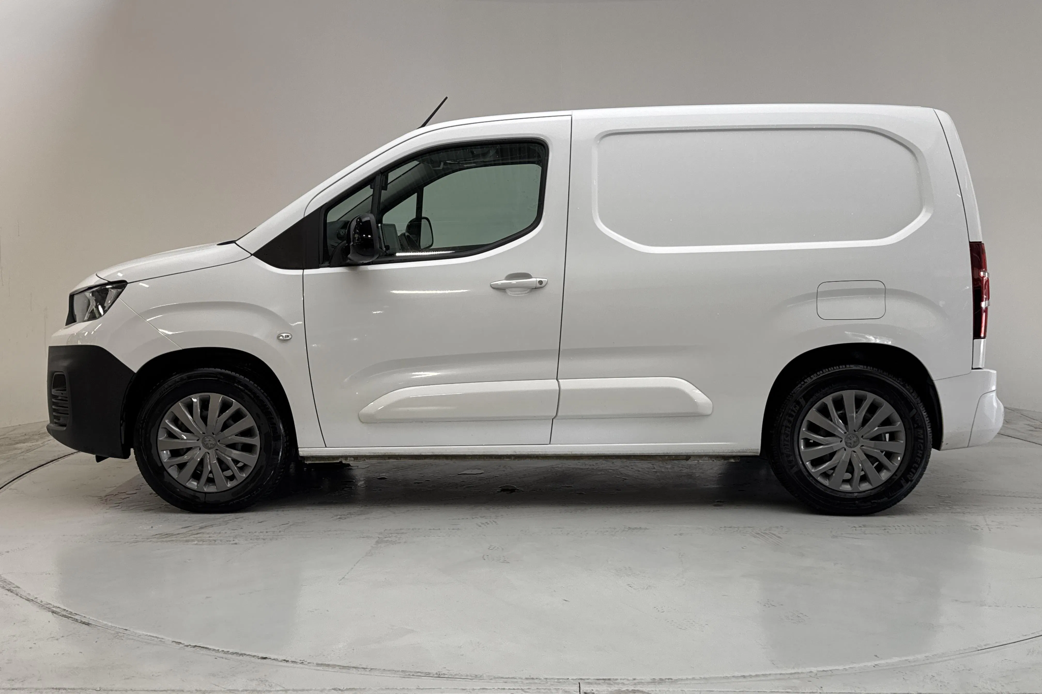 Presentationsfoto 2 av 14: Peugeot e-Partner 50kWh (136hk) - 7 269 mil - Automat - vit - 2023