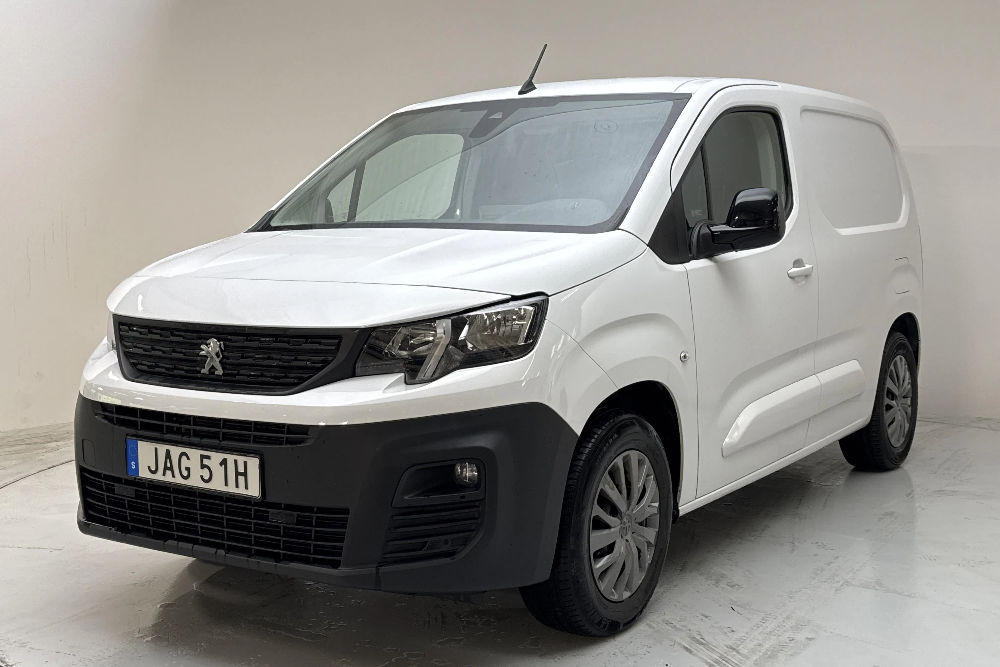 Presentationsfoto 1 av 14: Peugeot e-Partner 50kWh (136hk) - 7 269 mil - Automat - vit - 2023
