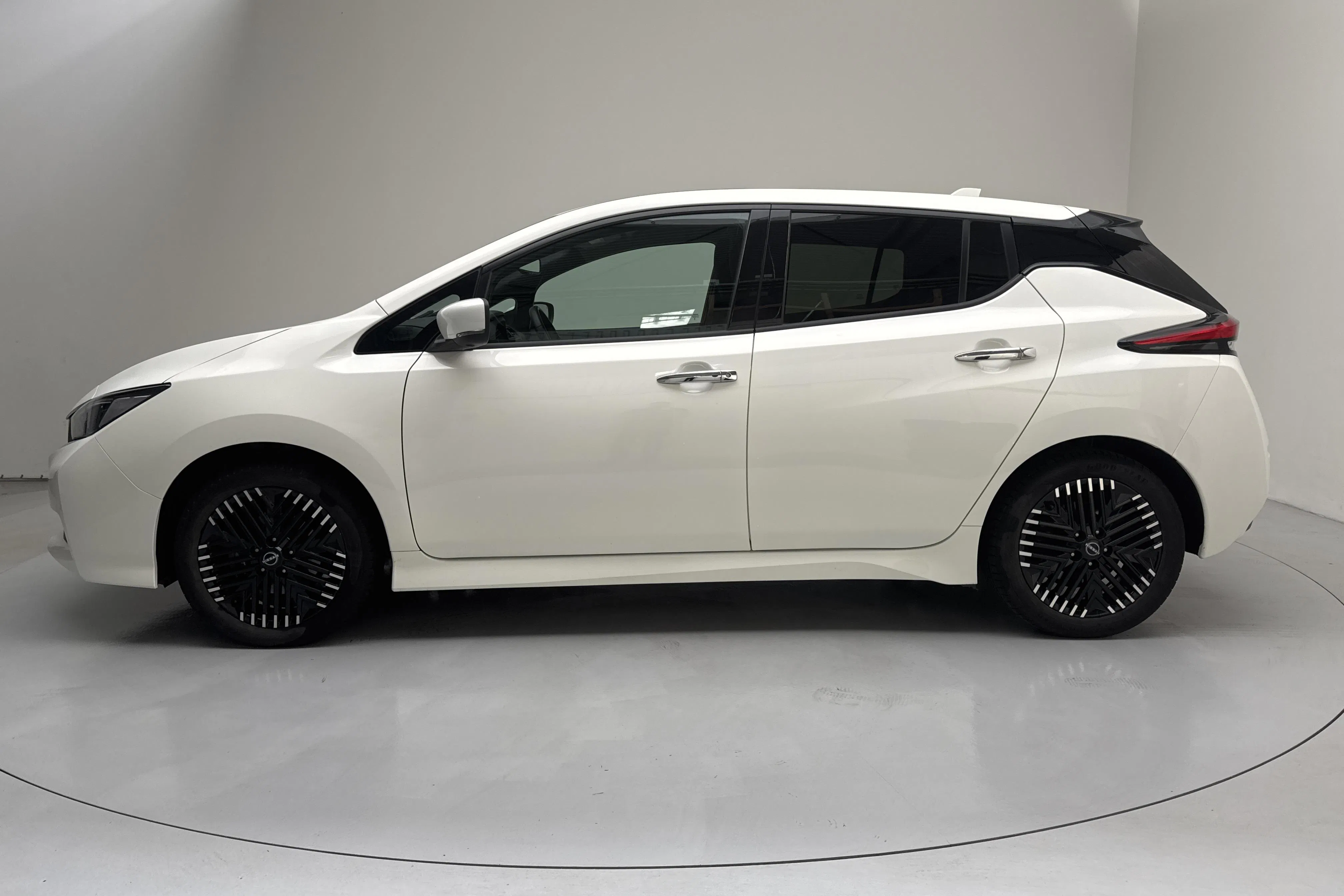Presentation photo 2 of 16: Nissan LEAF 5dr 39kWh (150hk) - 59 630 km - Automatic - white - 2023