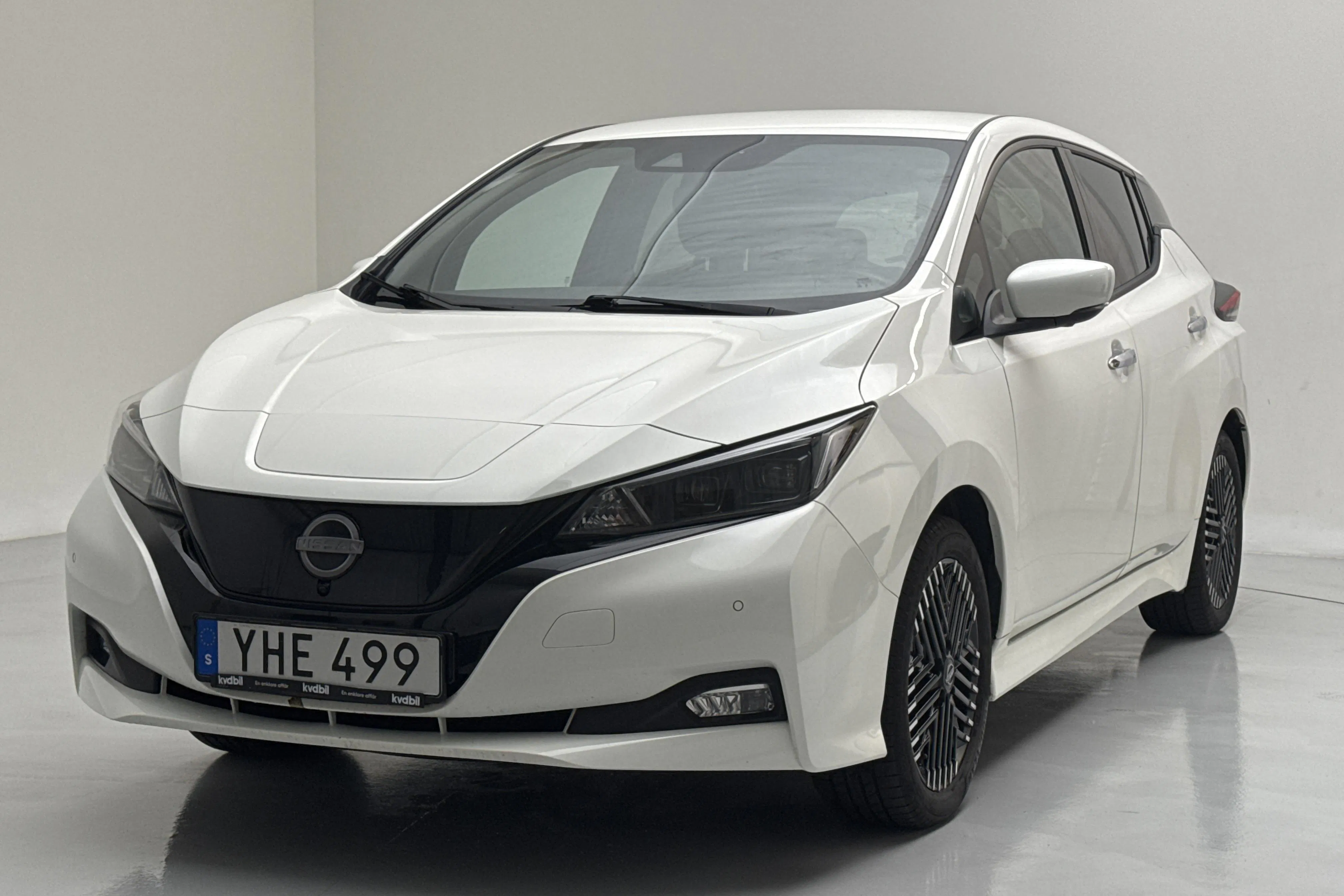 Presentation photo 1 of 16: Nissan LEAF 5dr 39kWh (150hk) - 59 630 km - Automatic - white - 2023