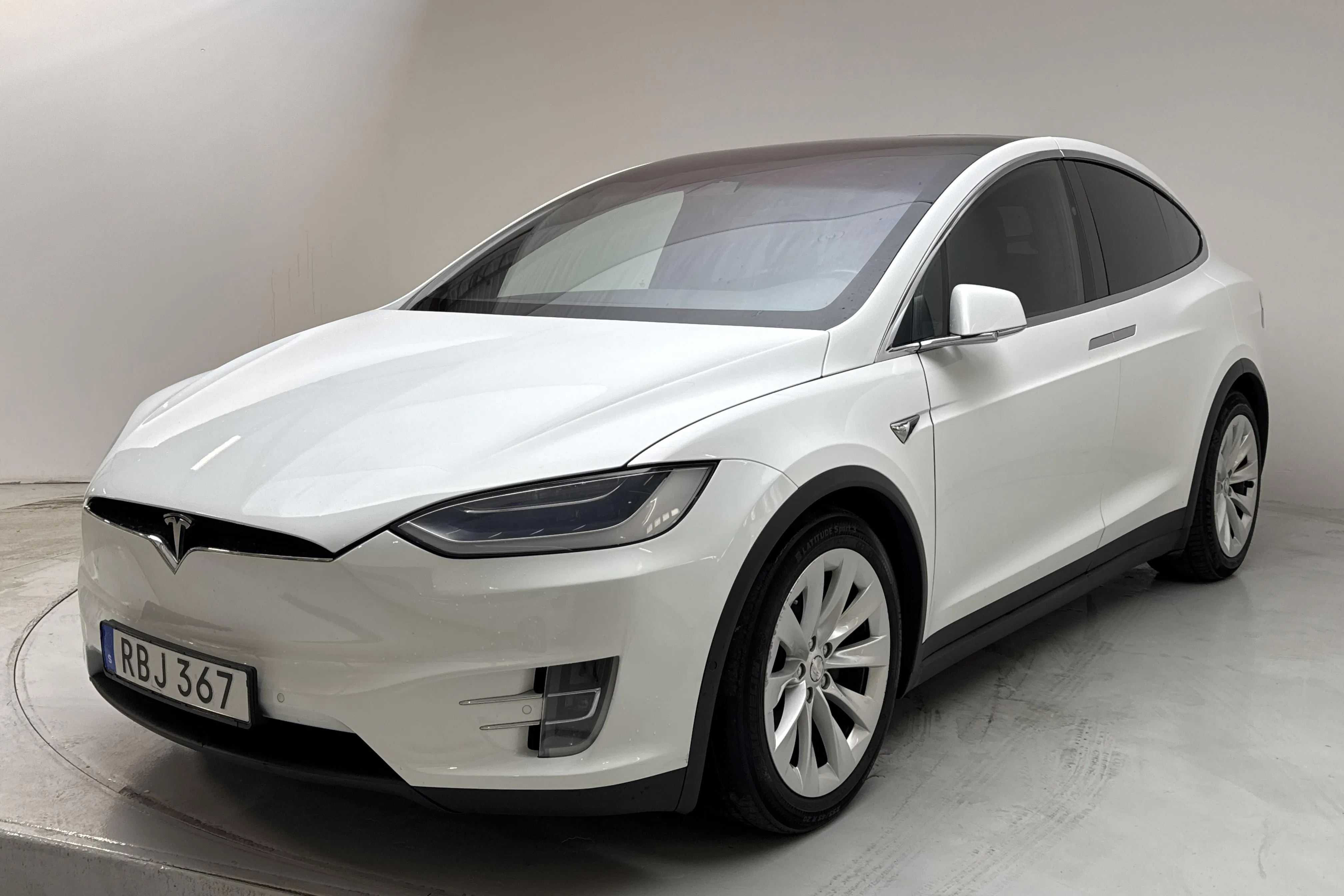 Presentation photo 1 of 20: Tesla Model X 60D - 17 111 Scandinavian mile - Automatic - white - 2016